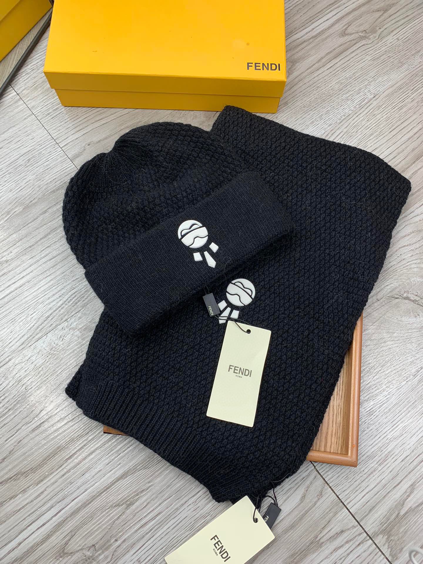 🌹。F家。【羊毛套装帽子】经典套装帽子！帽子➕围巾！材质：70%羊毛➕30%兔毛。暖暖哒超级舒服～冬日小姐姐减龄神器哦～