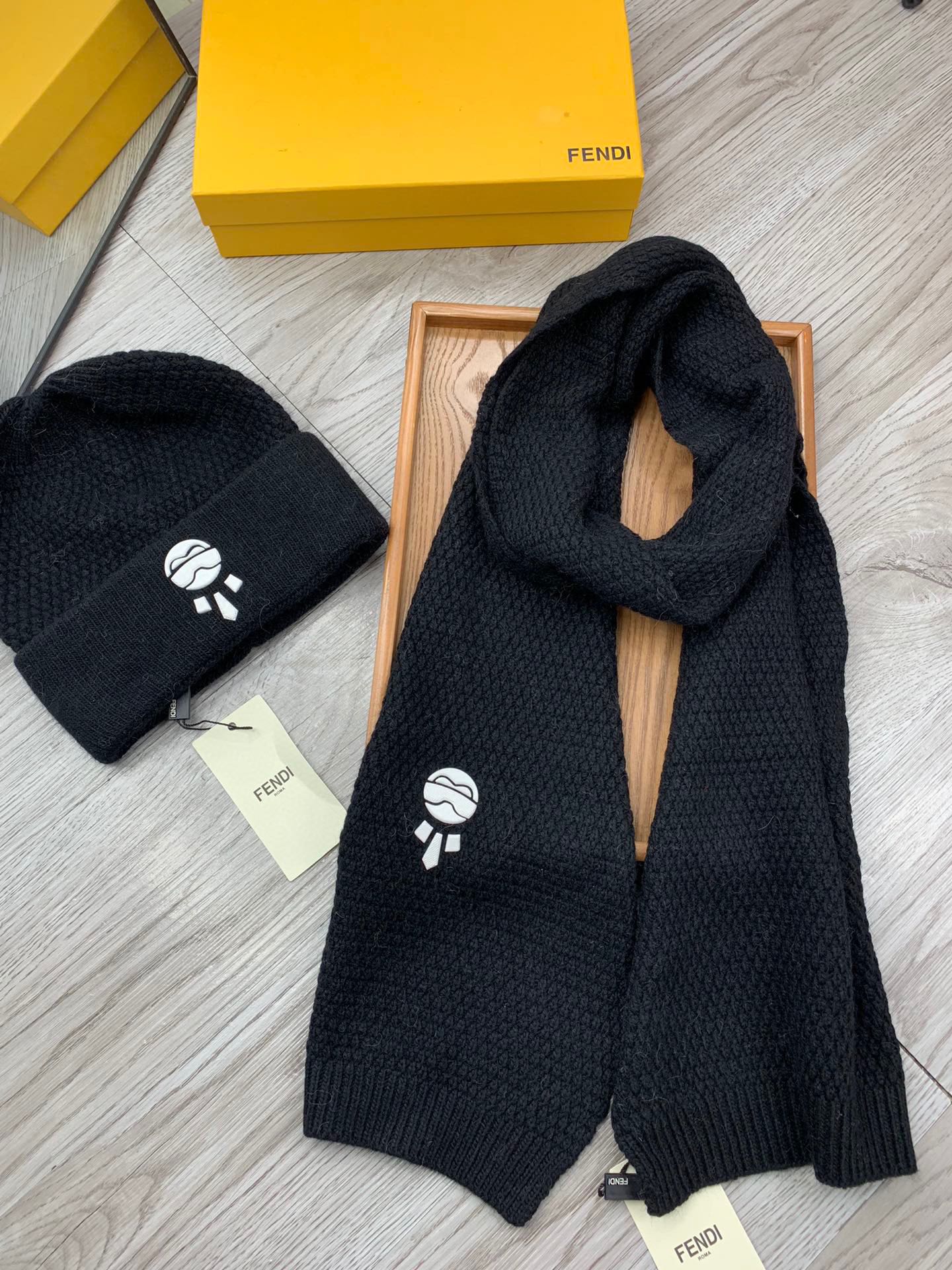 🌹。F家。【羊毛套装帽子】经典套装帽子！帽子➕围巾！材质：70%羊毛➕30%兔毛。暖暖哒超级舒服～冬日小姐姐减龄神器哦～