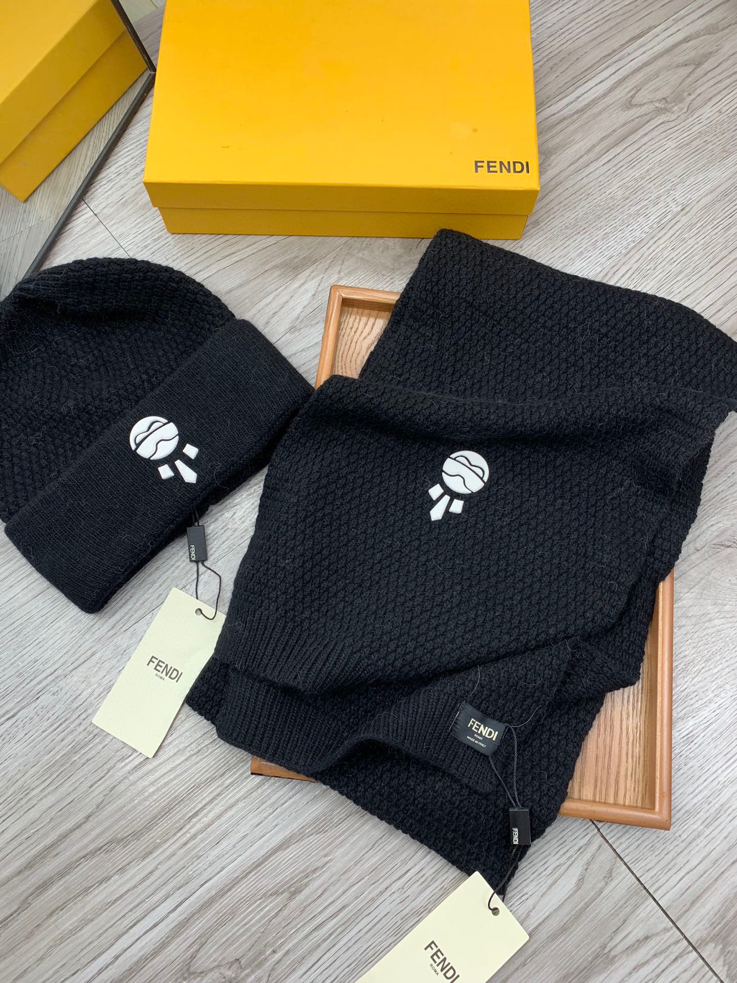 🌹。F家。【羊毛套装帽子】经典套装帽子！帽子➕围巾！材质：70%羊毛➕30%兔毛。暖暖哒超级舒服～冬日小姐姐减龄神器哦～