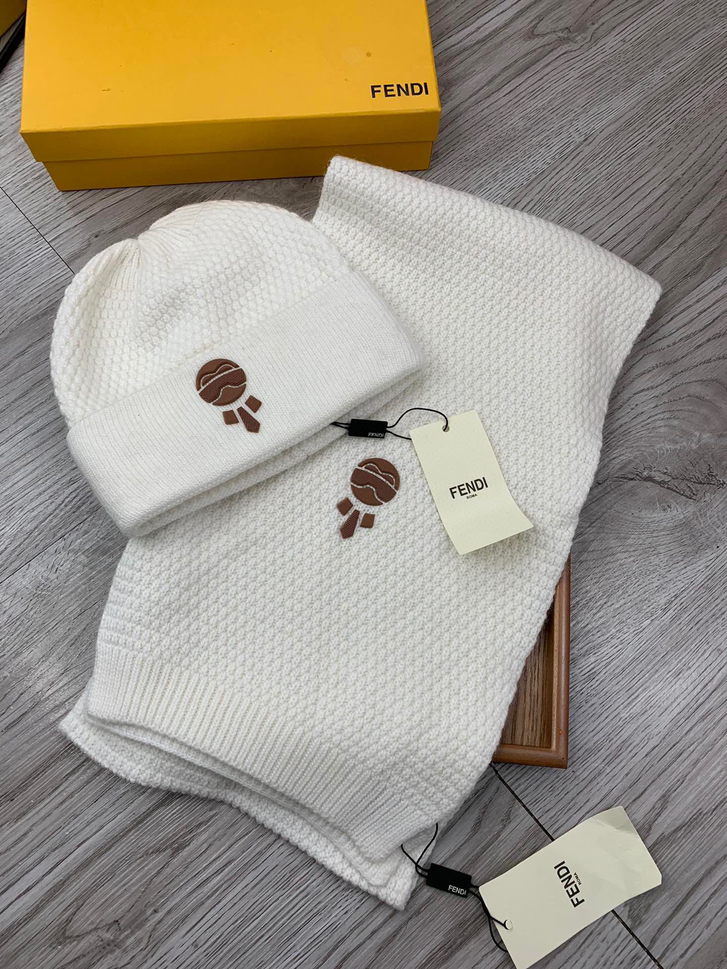 🌹。F家。【羊毛套装帽子】经典套装帽子！帽子➕围巾！材质：70%羊毛➕30%兔毛。暖暖哒超级舒服～冬日小姐姐减龄神器哦～