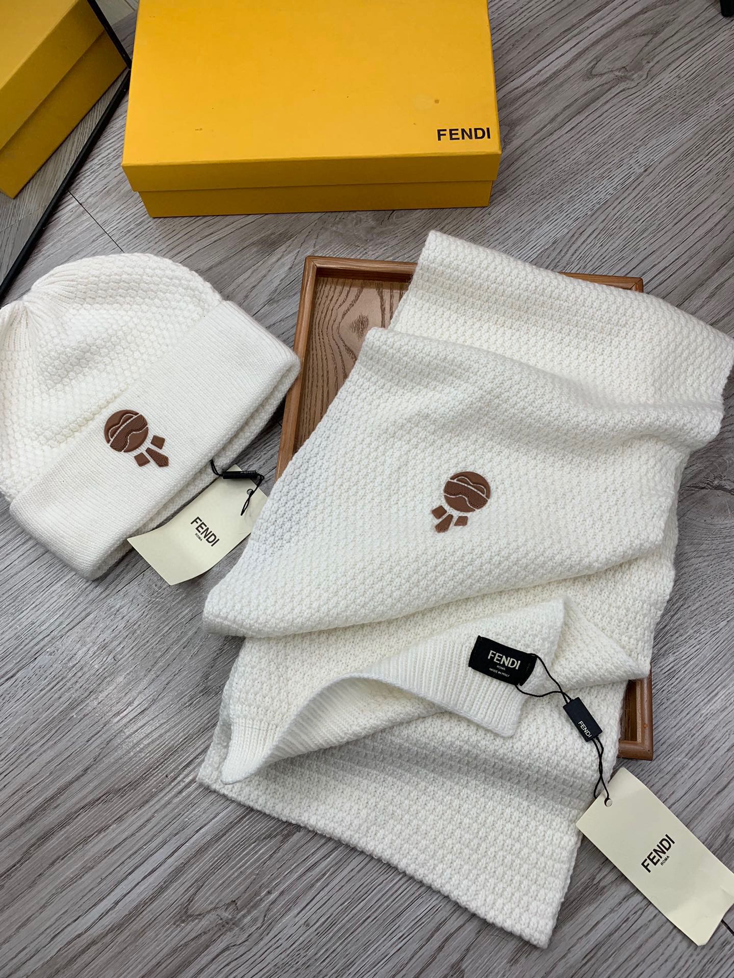 🌹。F家。【羊毛套装帽子】经典套装帽子！帽子➕围巾！材质：70%羊毛➕30%兔毛。暖暖哒超级舒服～冬日小姐姐减龄神器哦～