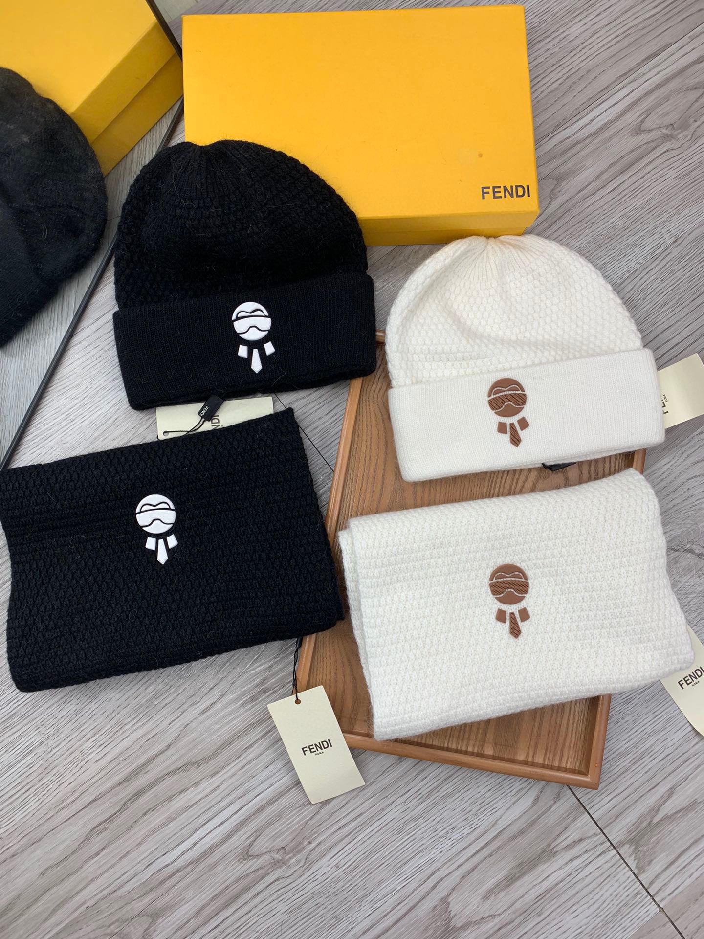 🌹。F家。【羊毛套装帽子】经典套装帽子！帽子➕围巾！材质：70%羊毛➕30%兔毛。暖暖哒超级舒服～冬日小姐姐减龄神器哦～