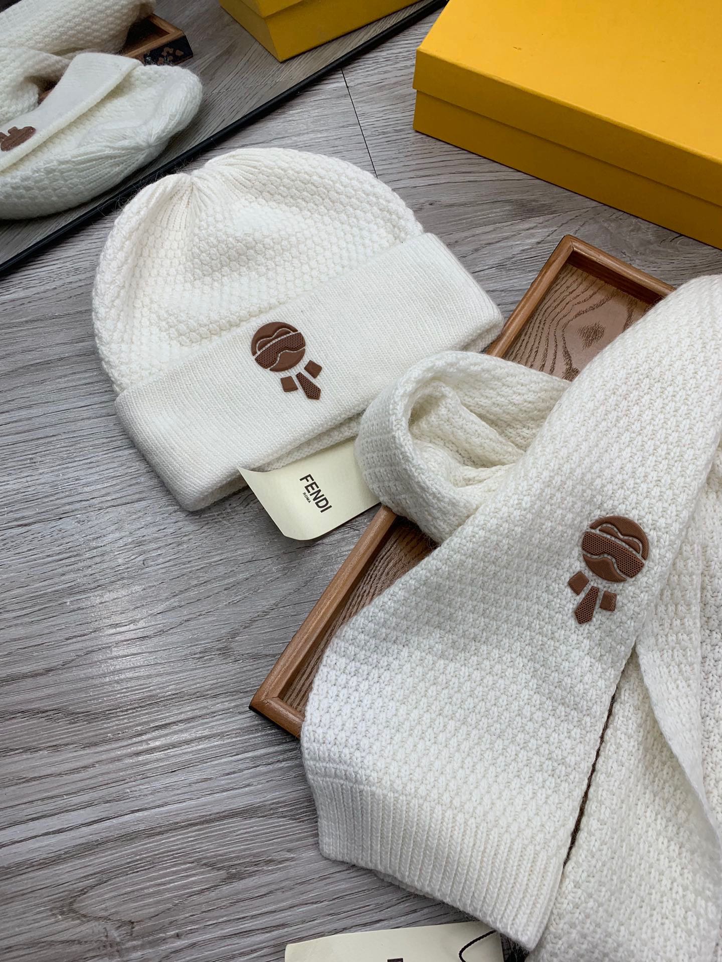 🌹。F家。【羊毛套装帽子】经典套装帽子！帽子➕围巾！材质：70%羊毛➕30%兔毛。暖暖哒超级舒服～冬日小姐姐减龄神器哦～