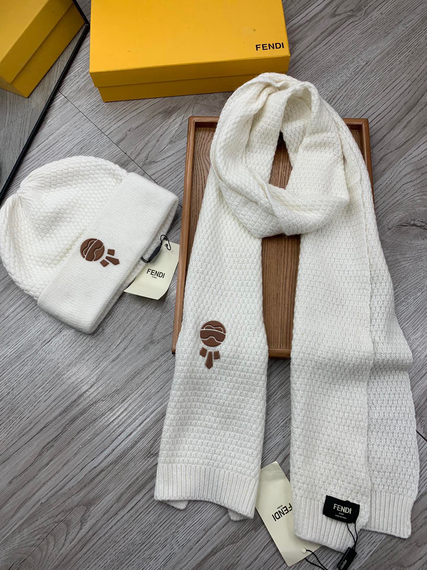 🌹。F家。【羊毛套装帽子】经典套装帽子！帽子➕围巾！材质：70%羊毛➕30%兔毛。暖暖哒超级舒服～冬日小姐姐减龄神器哦～