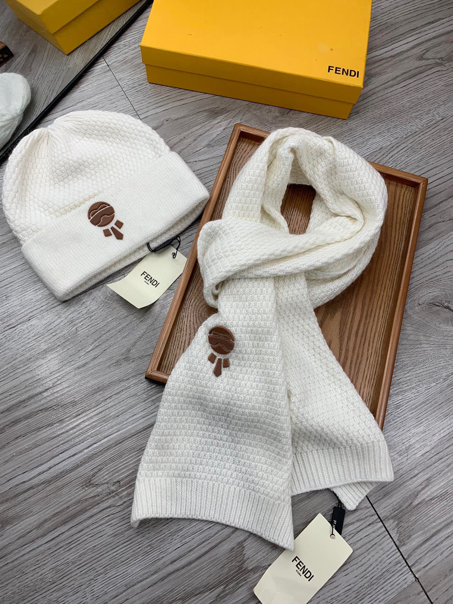 🌹。F家。【羊毛套装帽子】经典套装帽子！帽子➕围巾！材质：70%羊毛➕30%兔毛。暖暖哒超级舒服～冬日小姐姐减龄神器哦～