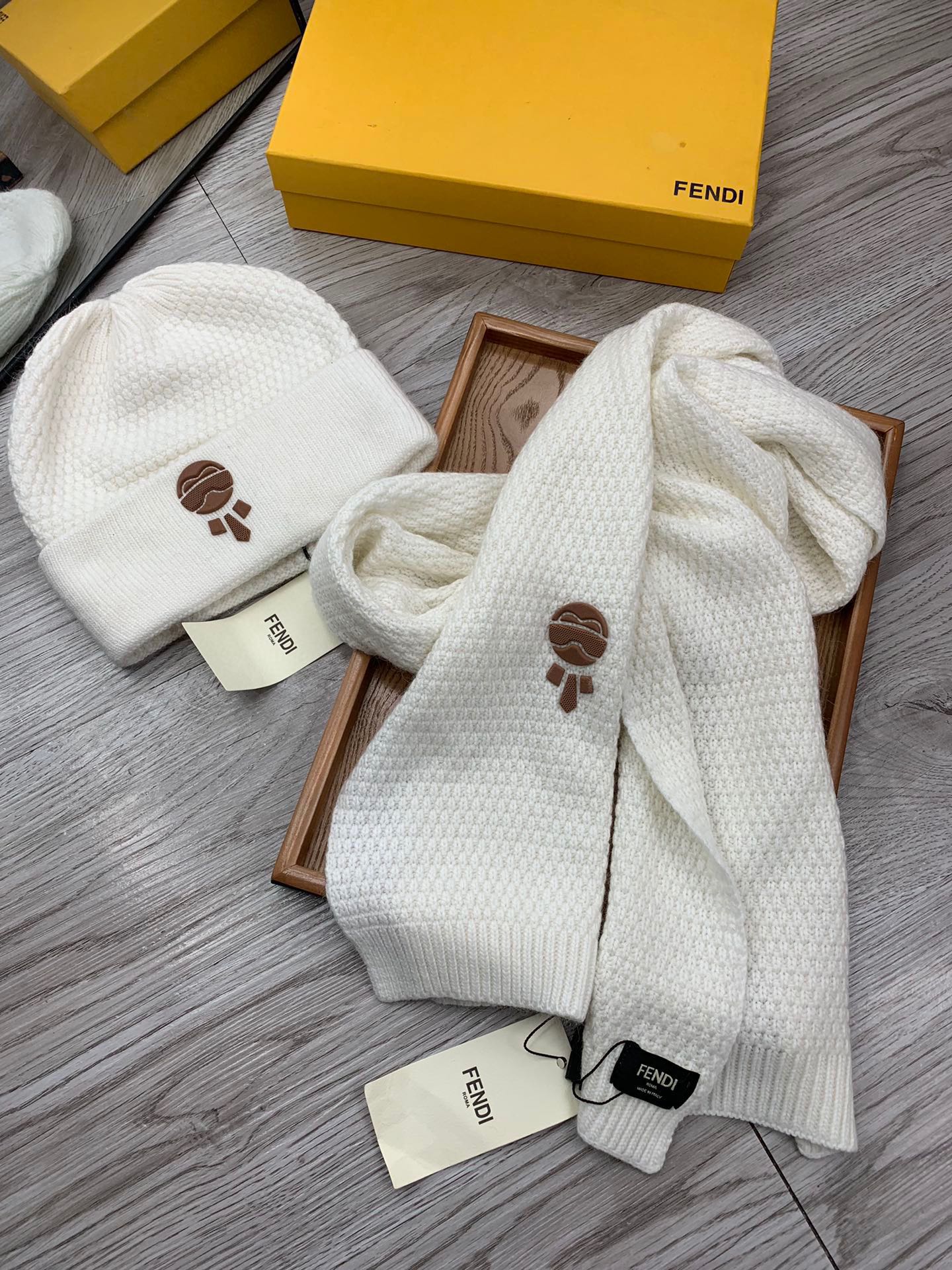 🌹。F家。【羊毛套装帽子】经典套装帽子！帽子➕围巾！材质：70%羊毛➕30%兔毛。暖暖哒超级舒服～冬日小姐姐减龄神器哦～