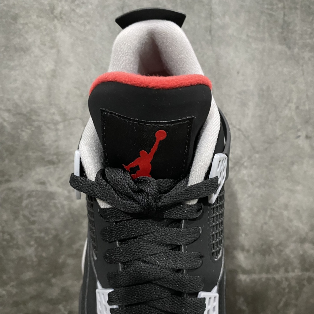 图片[8]-神版 Air Jordan AJ4 Retro 新黑红 308497-060 毫无疑问市场中端王者 耗时半年开发巨作 全套原纸板楦头开发 确保原汁原味 完美呈现四代版型 一比一鞋头弧度高度鞋身弧度 有一说一不吹不捧 实打实文案品质‼️ 此版本只针对中端市场 皮料材质有所更替 其他数据细节工艺流程均保持一致 绝不口嗨 细节品控鞋型随意秒杀市面3XX 4XX 原厂TPU网格鞋带扣 正确内里网布 菱角分明不变形无多余毛边 柔软性质感一致于原鞋 市场唯一原厂鞋扣模具 背面可见隐藏注塑口 原厂织唛标 原厂飞人电绣工艺 尾指中部跳三针 独家绑鞋带手法 印刷中底布 四线拉帮 米色美纹纸贴合固定 进口港宝加持 后跟自然饱满 全鞋荧光划线卡点 追求极致完美 每一双都是工艺品 多重QC质检 超越公司货的品控标准 实实在在的免检产品 尺码：40 40.5 41 42 42.5 43 44 44.5 45 46 47.5 48.5-选品中心