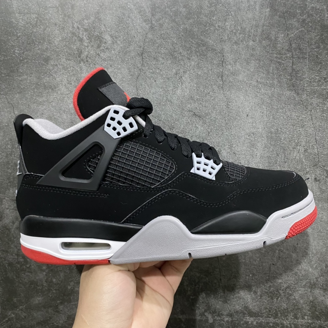 神版 Air Jordan AJ4 Retro 新黑红 308497-060 毫无疑问市场中端王者 耗时半年开发巨作 全套原纸板楦头开发 确保原汁原味 完美呈现四代版型 一比一鞋头弧度高度鞋身弧度 有一说一不吹不捧 实打实文案品质‼️ 此版本只针对中端市场 皮料材质有所更替 其他数据细节工艺流程均保持一致 绝不口嗨 细节品控鞋型随意秒杀市面3XX 4XX 原厂TPU网格鞋带扣 正确内里网布 菱角分明不变形无多余毛边 柔软性质感一致于原鞋 市场唯一原厂鞋扣模具 背面可见隐藏注塑口 原厂织唛标 原厂飞人电绣工艺 尾指中部跳三针 独家绑鞋带手法 印刷中底布 四线拉帮 米色美纹纸贴合固定 进口港宝加持 后跟自然饱满 全鞋荧光划线卡点 追求极致完美 每一双都是工艺品 多重QC质检 超越公司货的品控标准 实实在在的免检产品 尺码:40 40.5 41 42 42.5 43 44 44.5 45 46 47.5 48.5-选品中心
