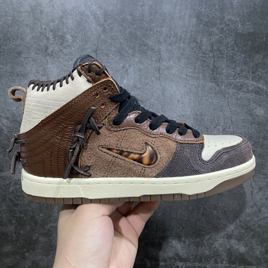 Bodega x Dunk High Legend 棕褐色缝合 CZ8125-200 #原楦原纸版开发版型 #采用进口荔枝纹头层皮与翻毛皮革鞋面材质 #原厂级拉帮中底效果 #正确后跟反口里弧度 #鞋垫背胶处理工艺及嵌入缓震乳胶+Sole真气垫装置# #内置Sole真气垫装置及耐磨防滑外底 尺码:36 36.5 37.5 38 38.5 39 40 40.5 41 42 42.5 43 44 44.5 45 46 47.5-选品中心