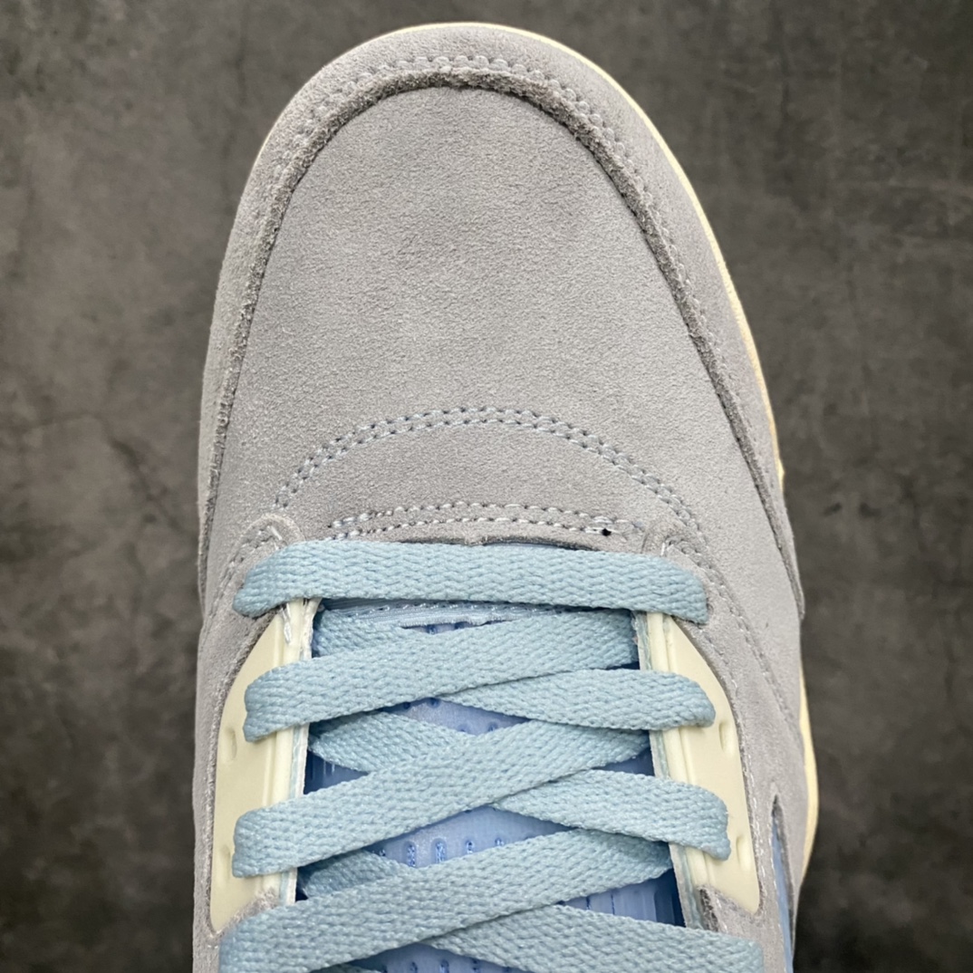 图片[5]-Trophy Room x Air Jordan AJ5 Ice Blue 冰蓝 乔丹之子亲友家族联名 鞋面主体由冰蓝色牛巴革打造，虽然质感厚重，但视觉上有种清新凉爽的感觉。中底经典鲨鱼齿设计采用红色泼墨点缀 鞋舌处使用 3M 反光材质，非常亮眼，让人过目不忘。其中一只鞋将经典 23 号刺绣设计，改为数字 5 示人，鞋垫采用特殊的软木塞材质，后跟处 Jumpman Logo 也换成 Trophy Room 标识，众多细节都彰显着与众不同的身份。除鞋款外还附赠帆布收纳袋和 Trophy Room 卡片，就连球鞋包装纸也采用透明的设计，不得不感叹设计师的良苦用心！ 货号：CI1899-400 尺码：40 40.5 41 42 42.5 43 44 44.5 45 46 47.5-选品中心