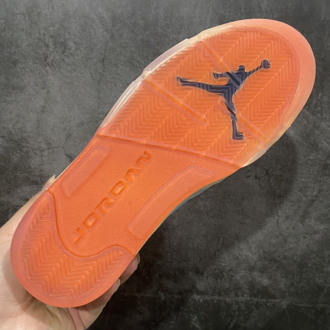 图片[9]-Trophy Room x Air Jordan AJ5 Ice Blue 冰蓝 乔丹之子亲友家族联名 鞋面主体由冰蓝色牛巴革打造，虽然质感厚重，但视觉上有种清新凉爽的感觉。中底经典鲨鱼齿设计采用红色泼墨点缀 鞋舌处使用 3M 反光材质，非常亮眼，让人过目不忘。其中一只鞋将经典 23 号刺绣设计，改为数字 5 示人，鞋垫采用特殊的软木塞材质，后跟处 Jumpman Logo 也换成 Trophy Room 标识，众多细节都彰显着与众不同的身份。除鞋款外还附赠帆布收纳袋和 Trophy Room 卡片，就连球鞋包装纸也采用透明的设计，不得不感叹设计师的良苦用心！ 货号：CI1899-400 尺码：40 40.5 41 42 42.5 43 44 44.5 45 46 47.5-选品中心