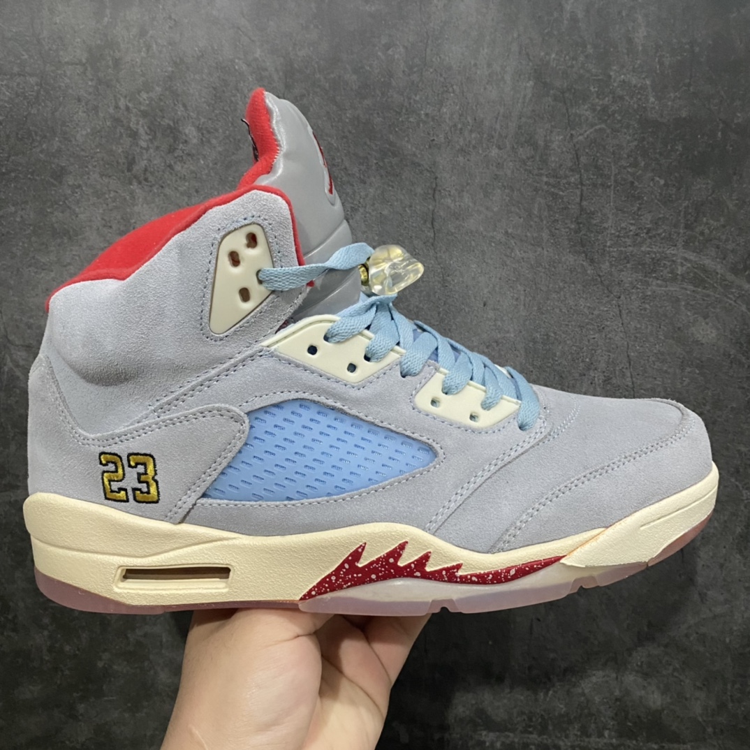 Trophy Room x Air Jordan AJ5 Ice Blue 冰蓝 乔丹之子亲友家族联名 鞋面主体由冰蓝色牛巴革打造,虽然质感厚重,但视觉上有种清新凉爽的感觉。中底经典鲨鱼齿设计采用红色泼墨点缀 鞋舌处使用 3M 反光材质,非常亮眼,让人过目不忘。其中一只鞋将经典 23 号刺绣设计,改为数字 5 示人,鞋垫采用特殊的软木塞材质,后跟处 Jumpman Logo 也换成 Trophy Room 标识,众多细节都彰显着与众不同的身份。除鞋款外还附赠帆布收纳袋和 Trophy Room 卡片,就连球鞋包装纸也采用透明的设计,不得不感叹设计师的良苦用心! 货号:CI1899-400 尺码:40 40.5 41 42 42.5 43 44 44.5 45 46 47.5-选品中心