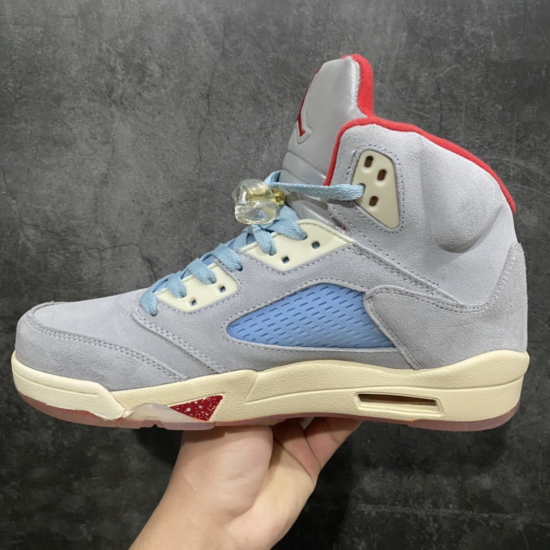 图片[2]-Trophy Room x Air Jordan AJ5 Ice Blue 冰蓝 乔丹之子亲友家族联名 鞋面主体由冰蓝色牛巴革打造，虽然质感厚重，但视觉上有种清新凉爽的感觉。中底经典鲨鱼齿设计采用红色泼墨点缀 鞋舌处使用 3M 反光材质，非常亮眼，让人过目不忘。其中一只鞋将经典 23 号刺绣设计，改为数字 5 示人，鞋垫采用特殊的软木塞材质，后跟处 Jumpman Logo 也换成 Trophy Room 标识，众多细节都彰显着与众不同的身份。除鞋款外还附赠帆布收纳袋和 Trophy Room 卡片，就连球鞋包装纸也采用透明的设计，不得不感叹设计师的良苦用心！ 货号：CI1899-400 尺码：40 40.5 41 42 42.5 43 44 44.5 45 46 47.5-选品中心