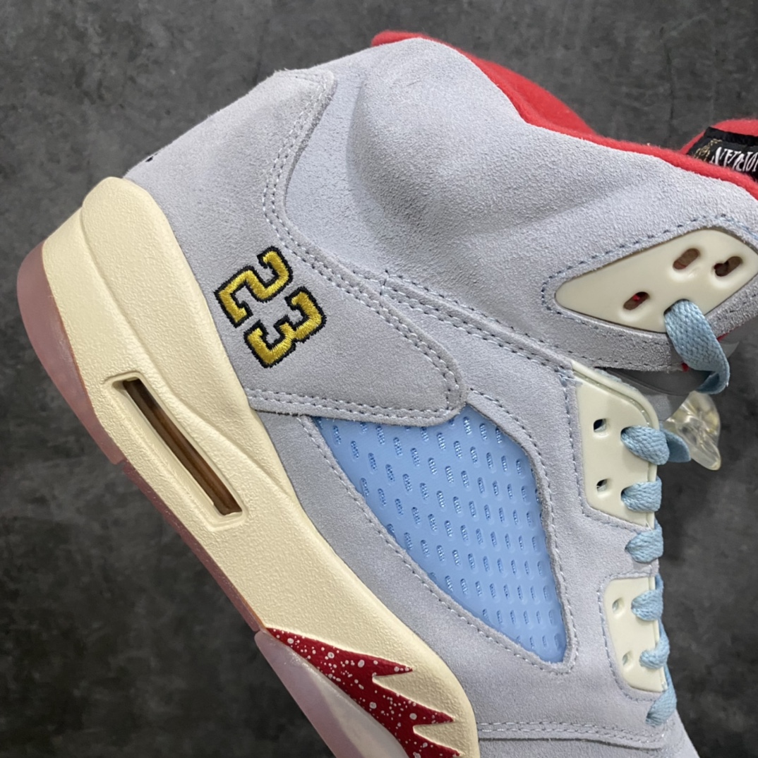 图片[7]-Trophy Room x Air Jordan AJ5 Ice Blue 冰蓝 乔丹之子亲友家族联名 鞋面主体由冰蓝色牛巴革打造，虽然质感厚重，但视觉上有种清新凉爽的感觉。中底经典鲨鱼齿设计采用红色泼墨点缀 鞋舌处使用 3M 反光材质，非常亮眼，让人过目不忘。其中一只鞋将经典 23 号刺绣设计，改为数字 5 示人，鞋垫采用特殊的软木塞材质，后跟处 Jumpman Logo 也换成 Trophy Room 标识，众多细节都彰显着与众不同的身份。除鞋款外还附赠帆布收纳袋和 Trophy Room 卡片，就连球鞋包装纸也采用透明的设计，不得不感叹设计师的良苦用心！ 货号：CI1899-400 尺码：40 40.5 41 42 42.5 43 44 44.5 45 46 47.5-选品中心
