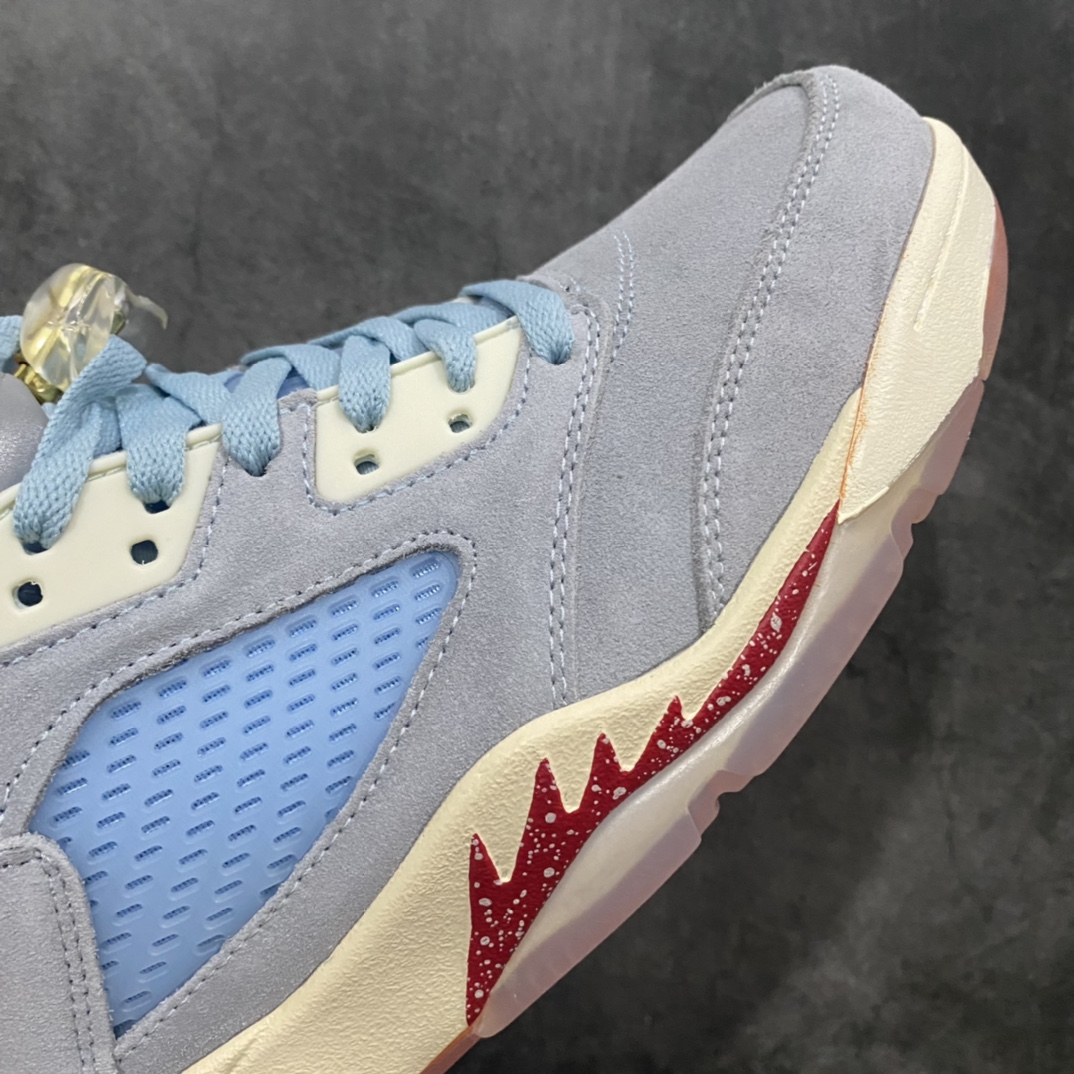图片[6]-Trophy Room x Air Jordan AJ5 Ice Blue 冰蓝 乔丹之子亲友家族联名 鞋面主体由冰蓝色牛巴革打造，虽然质感厚重，但视觉上有种清新凉爽的感觉。中底经典鲨鱼齿设计采用红色泼墨点缀 鞋舌处使用 3M 反光材质，非常亮眼，让人过目不忘。其中一只鞋将经典 23 号刺绣设计，改为数字 5 示人，鞋垫采用特殊的软木塞材质，后跟处 Jumpman Logo 也换成 Trophy Room 标识，众多细节都彰显着与众不同的身份。除鞋款外还附赠帆布收纳袋和 Trophy Room 卡片，就连球鞋包装纸也采用透明的设计，不得不感叹设计师的良苦用心！ 货号：CI1899-400 尺码：40 40.5 41 42 42.5 43 44 44.5 45 46 47.5-选品中心