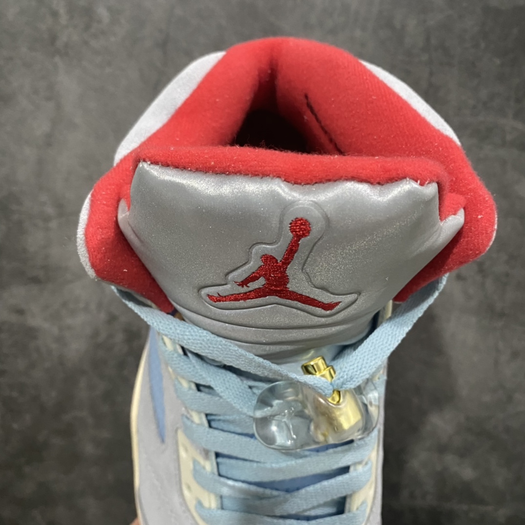 图片[8]-Trophy Room x Air Jordan AJ5 Ice Blue 冰蓝 乔丹之子亲友家族联名 鞋面主体由冰蓝色牛巴革打造，虽然质感厚重，但视觉上有种清新凉爽的感觉。中底经典鲨鱼齿设计采用红色泼墨点缀 鞋舌处使用 3M 反光材质，非常亮眼，让人过目不忘。其中一只鞋将经典 23 号刺绣设计，改为数字 5 示人，鞋垫采用特殊的软木塞材质，后跟处 Jumpman Logo 也换成 Trophy Room 标识，众多细节都彰显着与众不同的身份。除鞋款外还附赠帆布收纳袋和 Trophy Room 卡片，就连球鞋包装纸也采用透明的设计，不得不感叹设计师的良苦用心！ 货号：CI1899-400 尺码：40 40.5 41 42 42.5 43 44 44.5 45 46 47.5-选品中心
