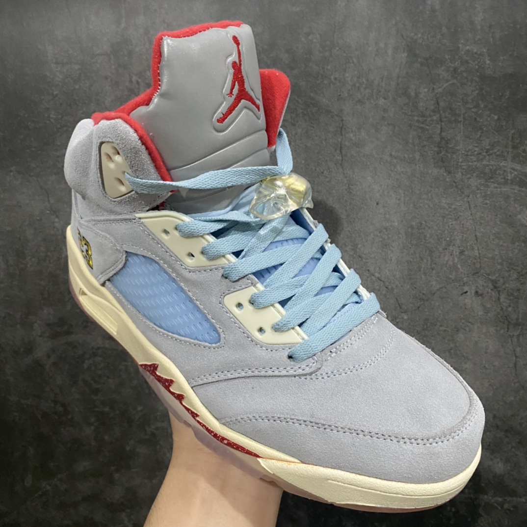 图片[3]-Trophy Room x Air Jordan AJ5 Ice Blue 冰蓝 乔丹之子亲友家族联名 鞋面主体由冰蓝色牛巴革打造，虽然质感厚重，但视觉上有种清新凉爽的感觉。中底经典鲨鱼齿设计采用红色泼墨点缀 鞋舌处使用 3M 反光材质，非常亮眼，让人过目不忘。其中一只鞋将经典 23 号刺绣设计，改为数字 5 示人，鞋垫采用特殊的软木塞材质，后跟处 Jumpman Logo 也换成 Trophy Room 标识，众多细节都彰显着与众不同的身份。除鞋款外还附赠帆布收纳袋和 Trophy Room 卡片，就连球鞋包装纸也采用透明的设计，不得不感叹设计师的良苦用心！ 货号：CI1899-400 尺码：40 40.5 41 42 42.5 43 44 44.5 45 46 47.5-选品中心
