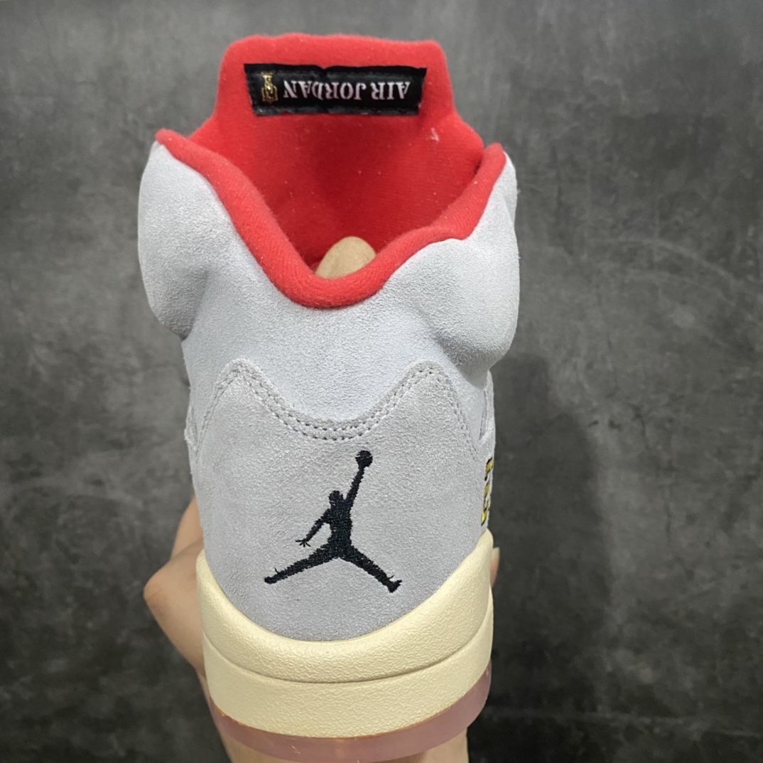 图片[4]-Trophy Room x Air Jordan AJ5 Ice Blue 冰蓝 乔丹之子亲友家族联名 鞋面主体由冰蓝色牛巴革打造，虽然质感厚重，但视觉上有种清新凉爽的感觉。中底经典鲨鱼齿设计采用红色泼墨点缀 鞋舌处使用 3M 反光材质，非常亮眼，让人过目不忘。其中一只鞋将经典 23 号刺绣设计，改为数字 5 示人，鞋垫采用特殊的软木塞材质，后跟处 Jumpman Logo 也换成 Trophy Room 标识，众多细节都彰显着与众不同的身份。除鞋款外还附赠帆布收纳袋和 Trophy Room 卡片，就连球鞋包装纸也采用透明的设计，不得不感叹设计师的良苦用心！ 货号：CI1899-400 尺码：40 40.5 41 42 42.5 43 44 44.5 45 46 47.5-选品中心