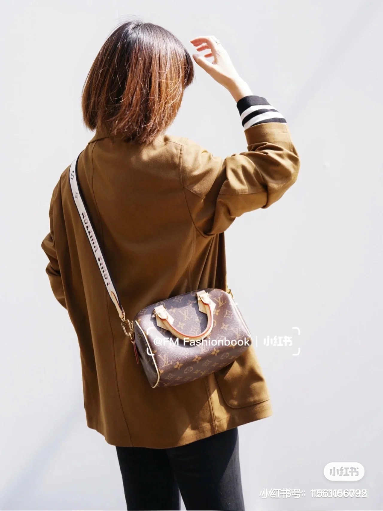 M45957 On-body photos……… - Bag 7
