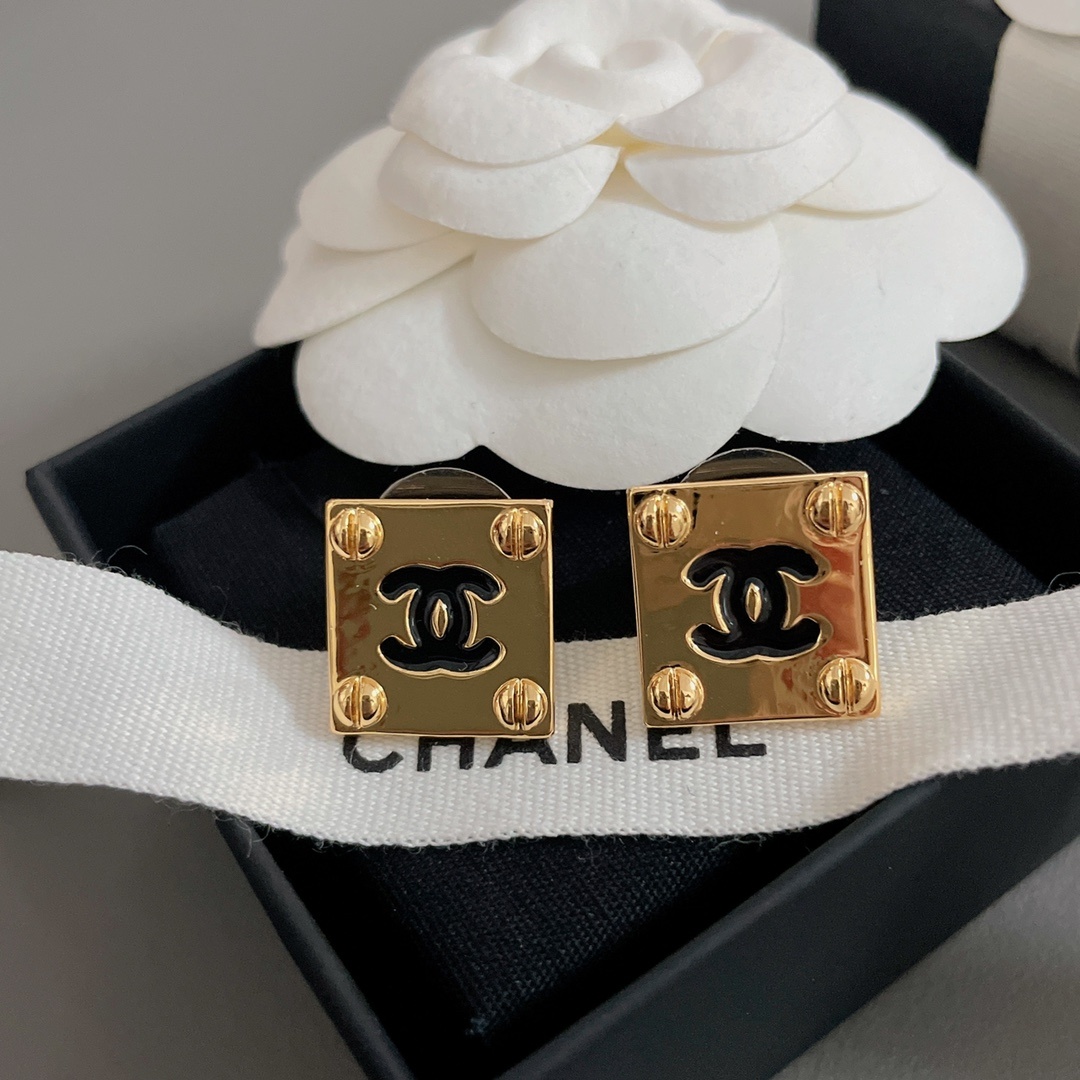 高品质 细节如图【香方金黑双c耳钉】中古款!非常推荐!“流行稍纵即逝,风格永存”这就是Vintage的