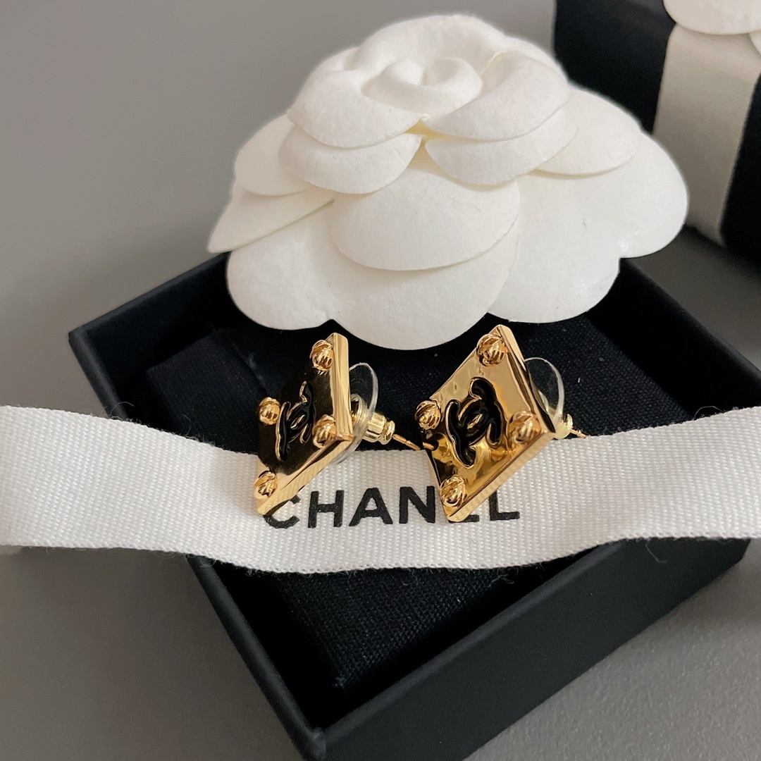 高品质 细节如图【香方金黑双c耳钉】中古款!非常推荐!“流行稍纵即逝,风格永存”这就是Vintage的