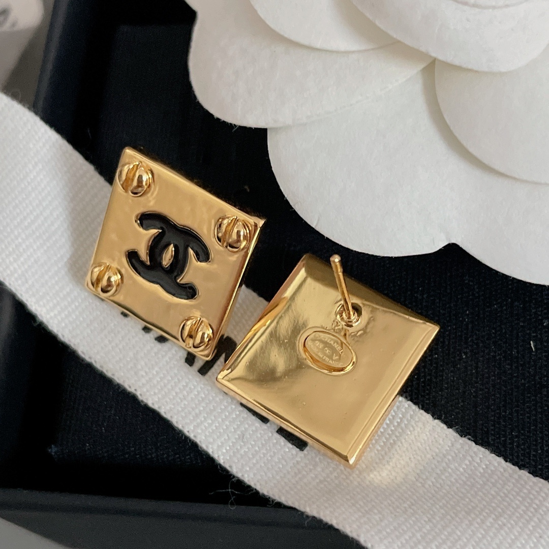 高品质 细节如图【香方金黑双c耳钉】中古款!非常推荐!“流行稍纵即逝,风格永存”这就是Vintage的