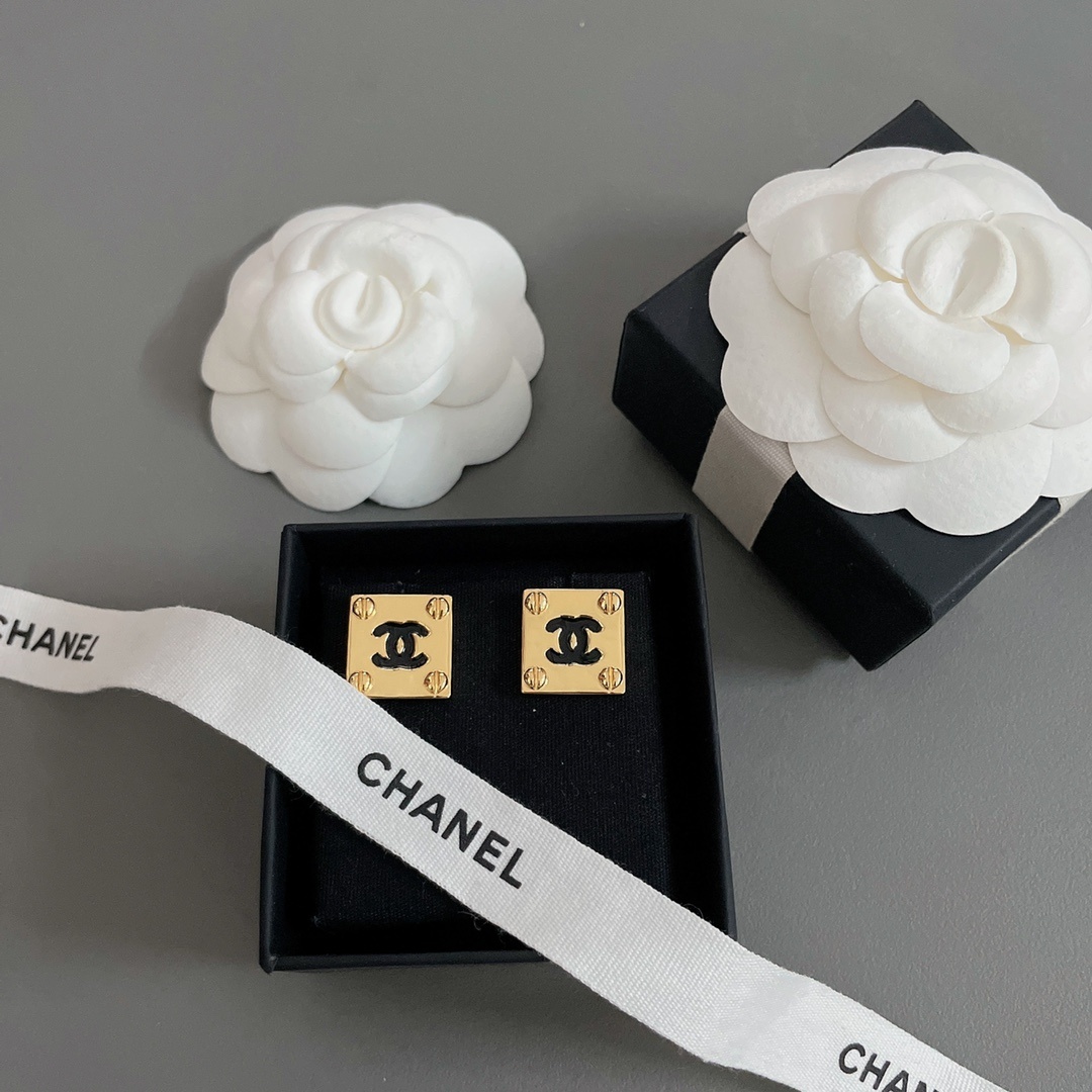 高品质 细节如图【香方金黑双c耳钉】中古款!非常推荐!“流行稍纵即逝,风格永存”这就是Vintage的