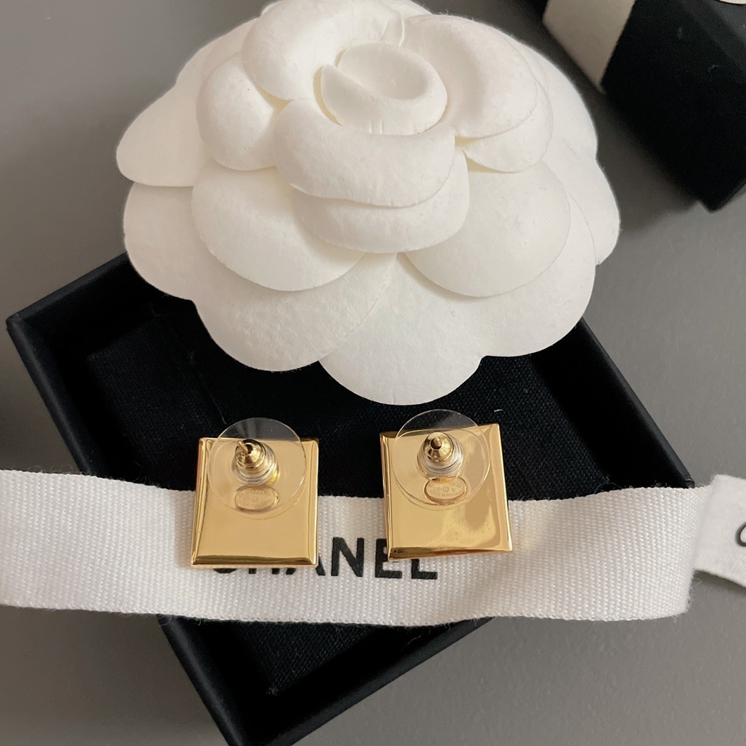 高品质 细节如图【香方金黑双c耳钉】中古款!非常推荐!“流行稍纵即逝,风格永存”这就是Vintage的