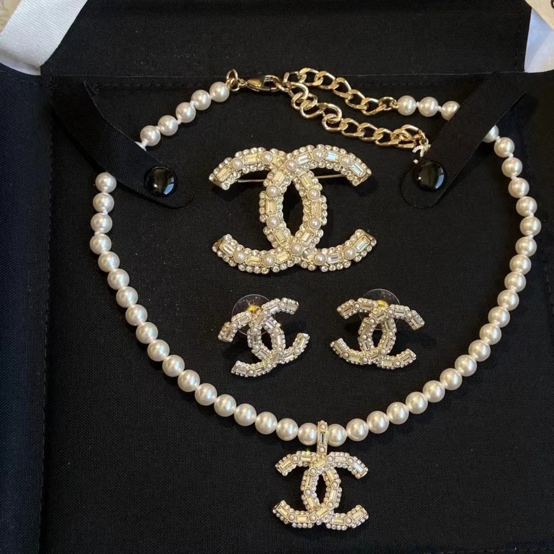 👑Chanel100周年双C珍珠项链🔱🧚🏻‍♀️日常百搭 经典小香元素 女人味十足 原版一致黄铜材质，让