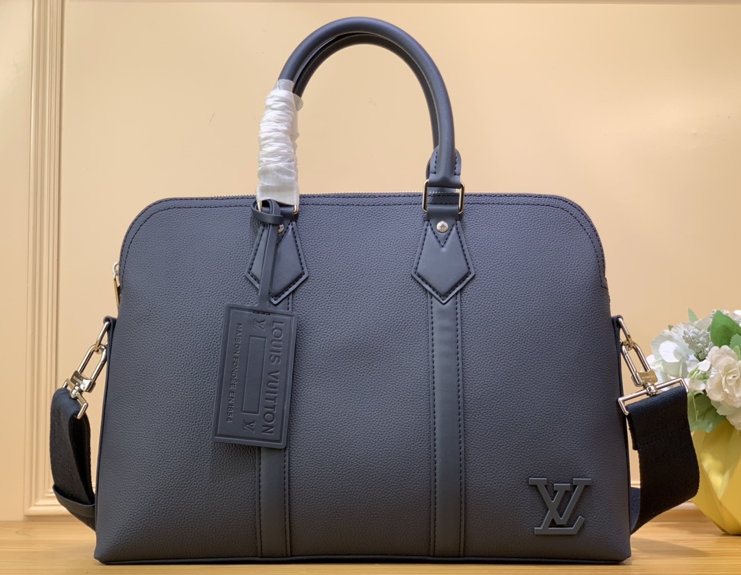 NO:552045,Top original [briefcase] m21440 59159 blue This briefcase injects elegance and modern style into the traditional suitcase structure. LV Aerogram leather is dip-dyed in different shades of tones. The outer layer displays the brand's classic elements in a low-key manner, including the metal 'LV' monogram pattern and the jacquard shoulder strap embellished with the brand logo. The interior creative design allows for neat storage. In addition, a padded compartment is set up to accommodate a laptop. Size 39 x  29 x 7 cm 7518078,,louis vuitton19860909顶级原单【公文包】m21440 59159 蓝色 本款公文包为传统手提箱构型注入典雅气质与摩登风尚.LV Aerogram 皮革浸染深浅不一的色调.外层低调展示品牌经典元素,包括金属“LV” monogram 图案及缀有品牌标识的提花肩带.内部创意设计实现齐整收纳.此外,还设置了衬垫隔层,以容纳笔记本电脑. 尺寸39 x 29 x 7 厘米 7518078,,louis vuitton,Bag