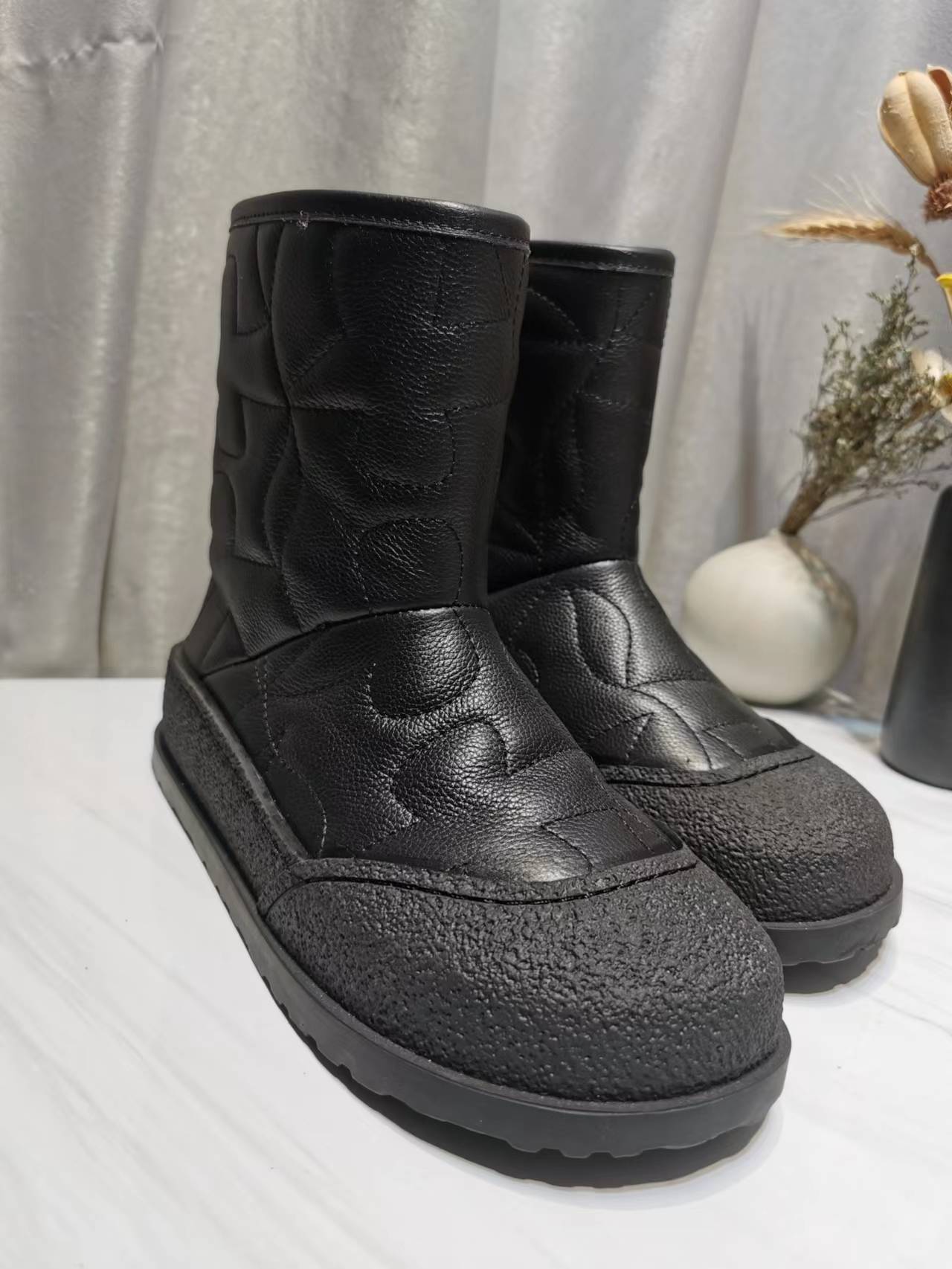 High-Density UGG Glamorous Boots in Three Colors: Black, Khaki, White. Sizes 35-40.