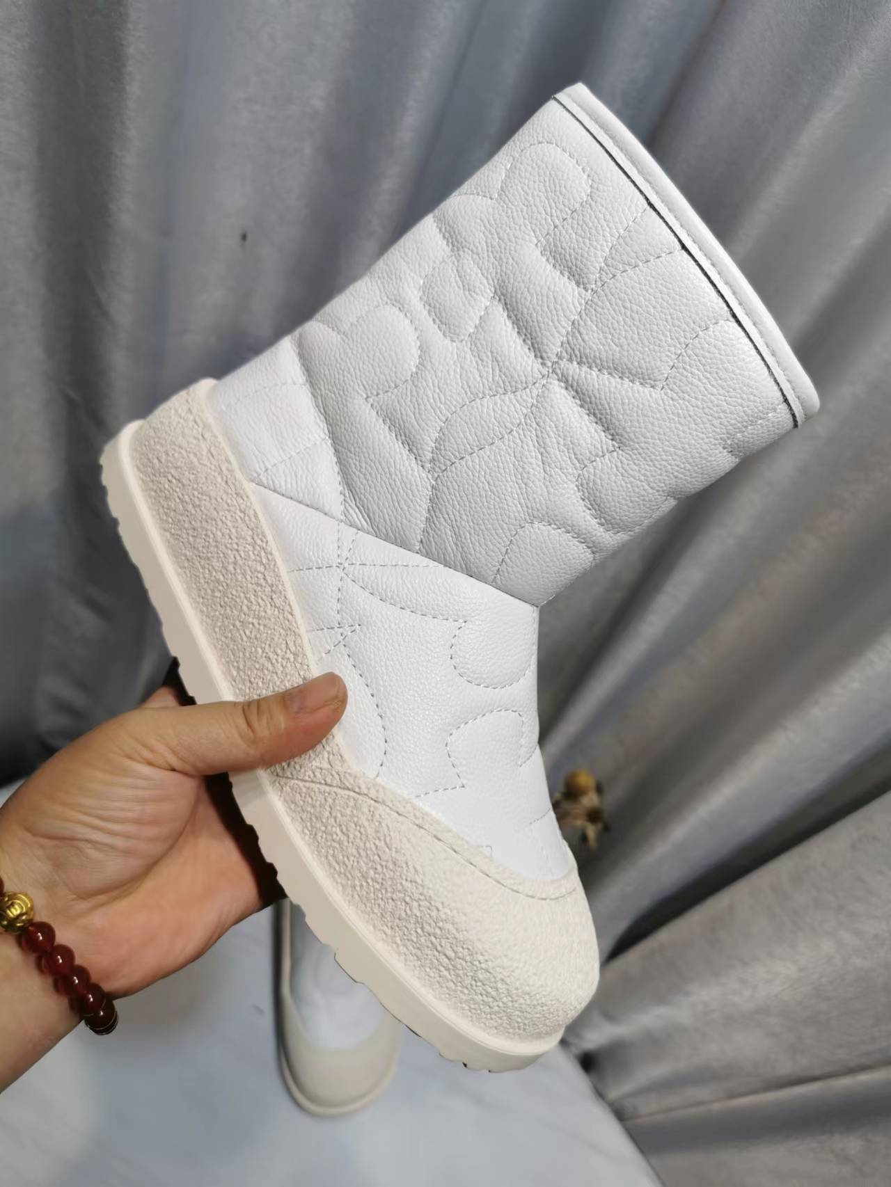 “UGG Glamorous Boots: High-Density, High-Strength, 3 Colors, Sizes 35-40, Price $725” - 图片 1