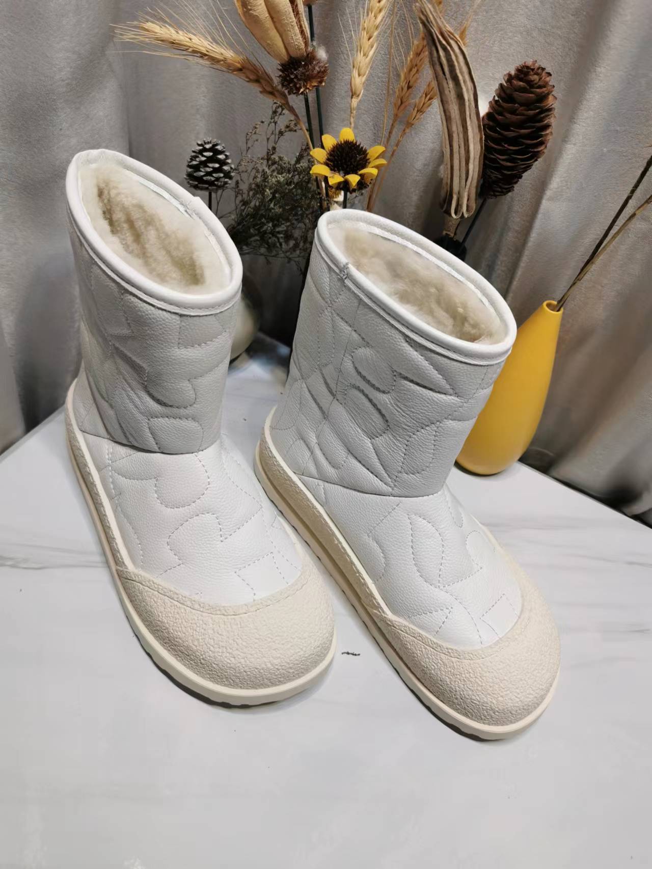 “UGG Glamorous Boots: High-Density, High-Strength, 3 Colors, Sizes 35-40, Price $725” - 图片 2