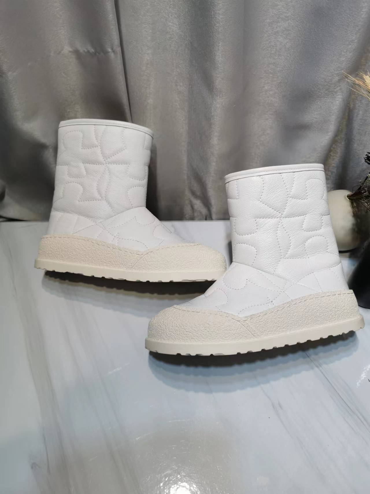 “UGG Glamorous Boots: High-Density, High-Strength, 3 Colors, Sizes 35-40, Price $725” - 图片 3