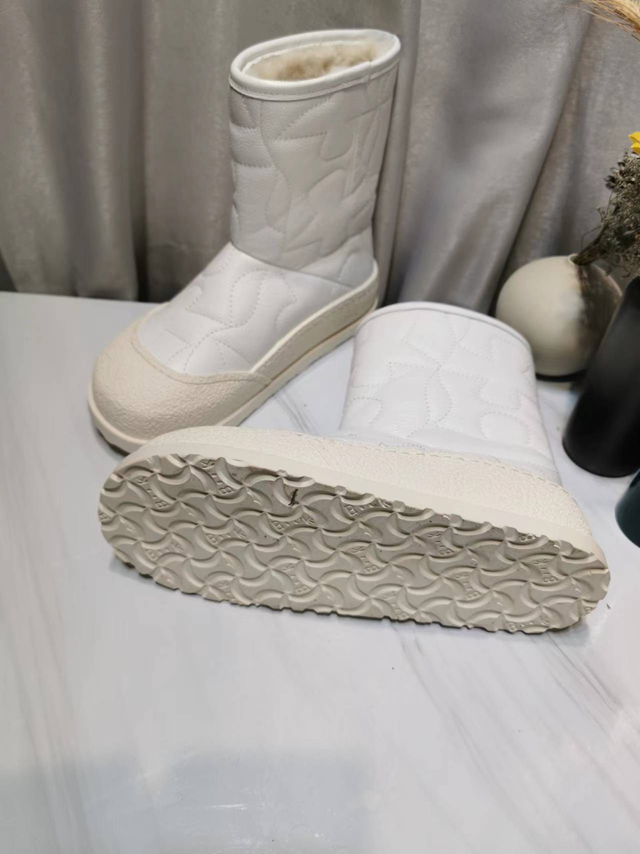 “UGG Glamorous Boots: High-Density, High-Strength, 3 Colors, Sizes 35-40, Price $725” - 图片 4