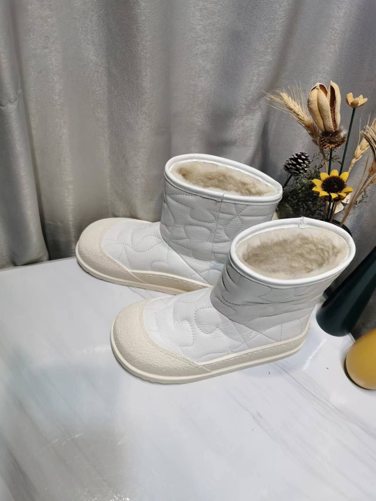 “UGG Glamorous Boots: High-Density, High-Strength, 3 Colors, Sizes 35-40, Price $725” - 图片 6