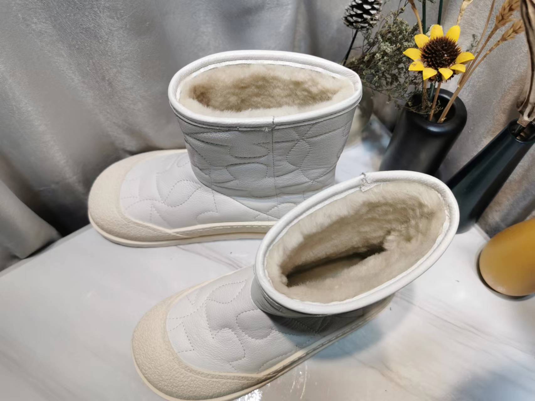 “UGG Glamorous Boots: High-Density, High-Strength, 3 Colors, Sizes 35-40, Price $725” - 图片 5