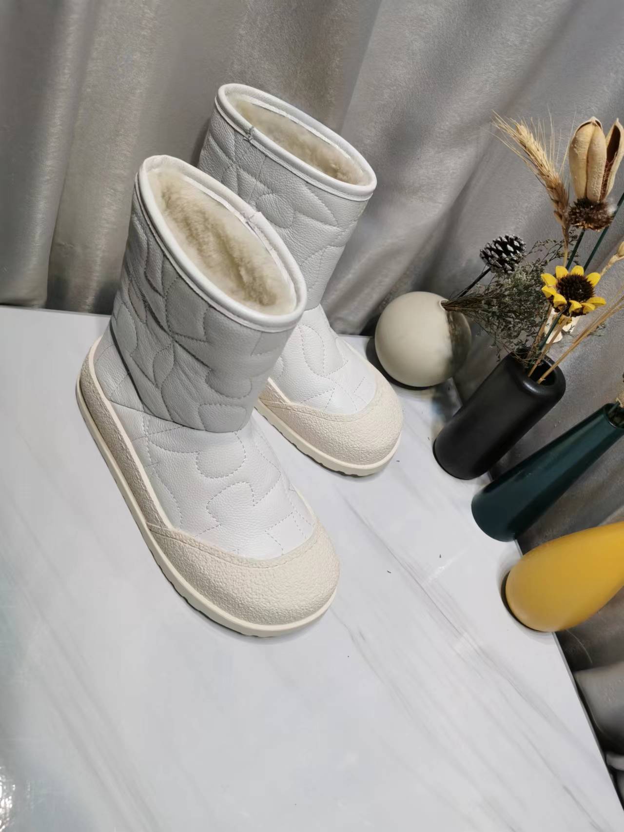 “UGG Glamorous Boots: High-Density, High-Strength, 3 Colors, Sizes 35-40, Price $725” - 图片 7