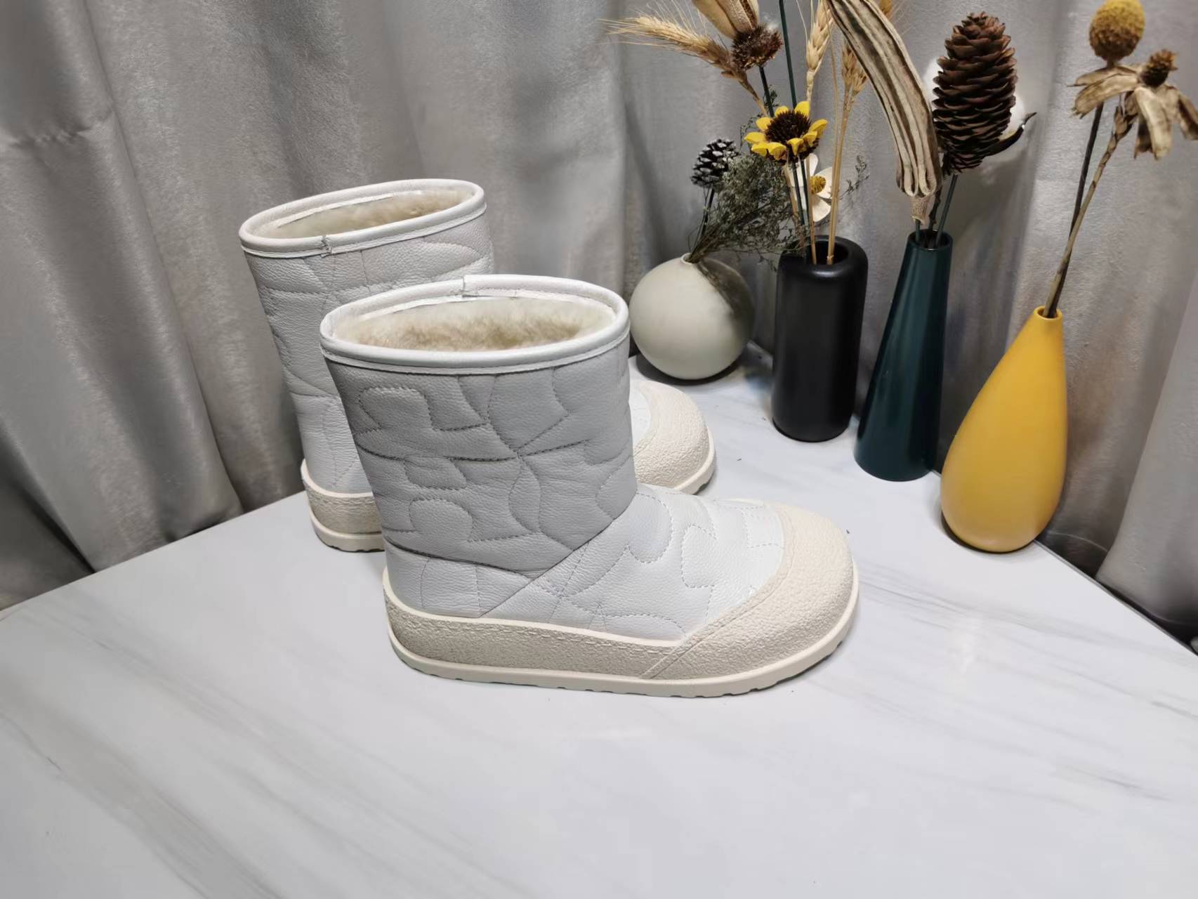 “UGG Glamorous Boots: High-Density, High-Strength, 3 Colors, Sizes 35-40, Price $725” - 图片 8
