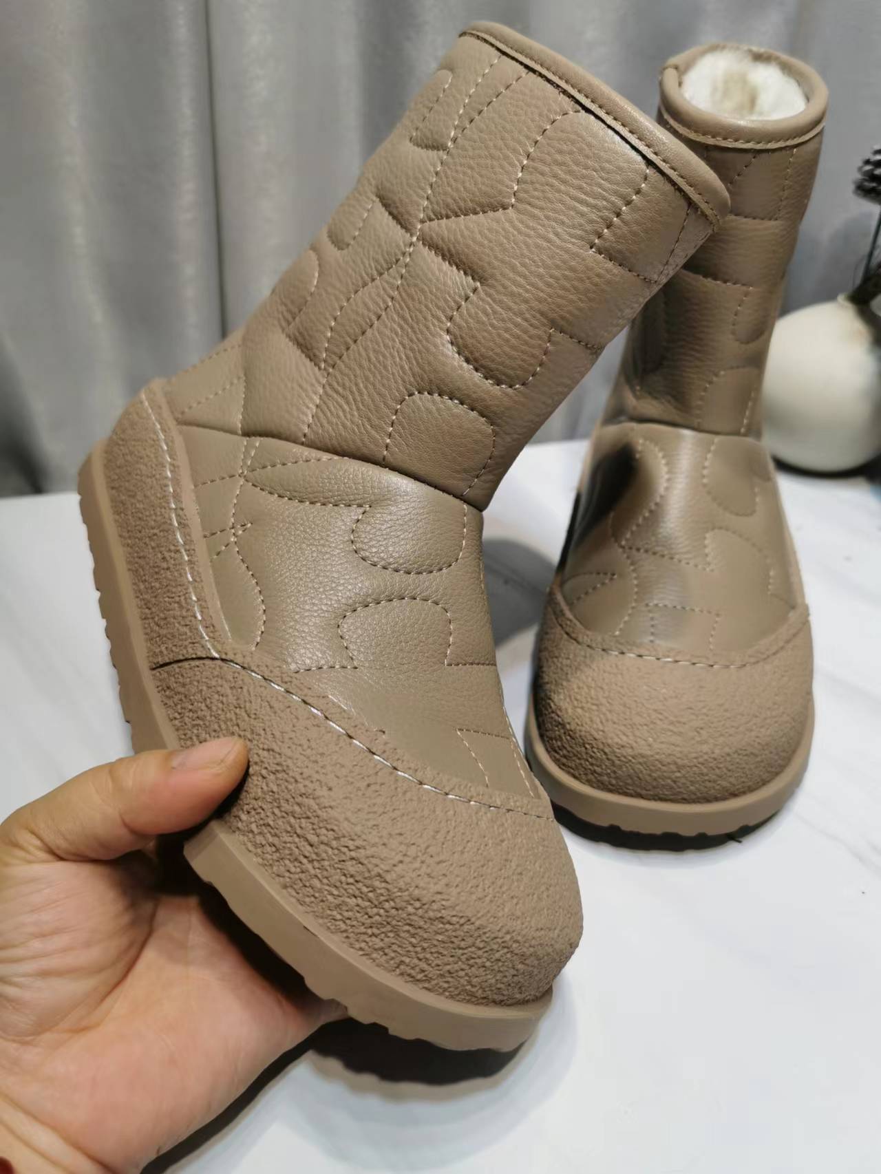 High-Density UGG Glamorous Boots: Price, Colors, Sizes, and More - 图片 2