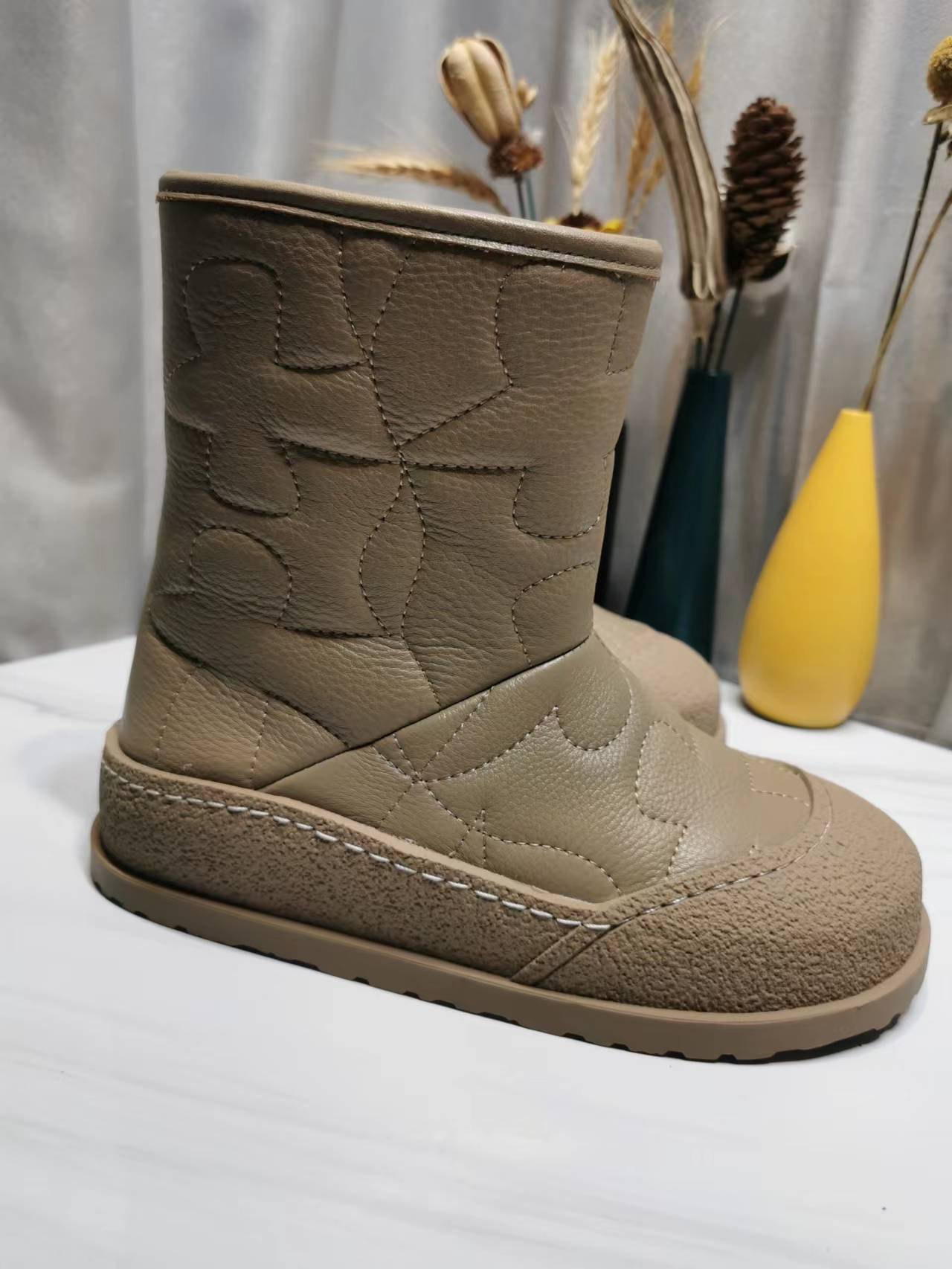 High-Density UGG Glamorous Boots: Price, Colors, Sizes, and More - 图片 1