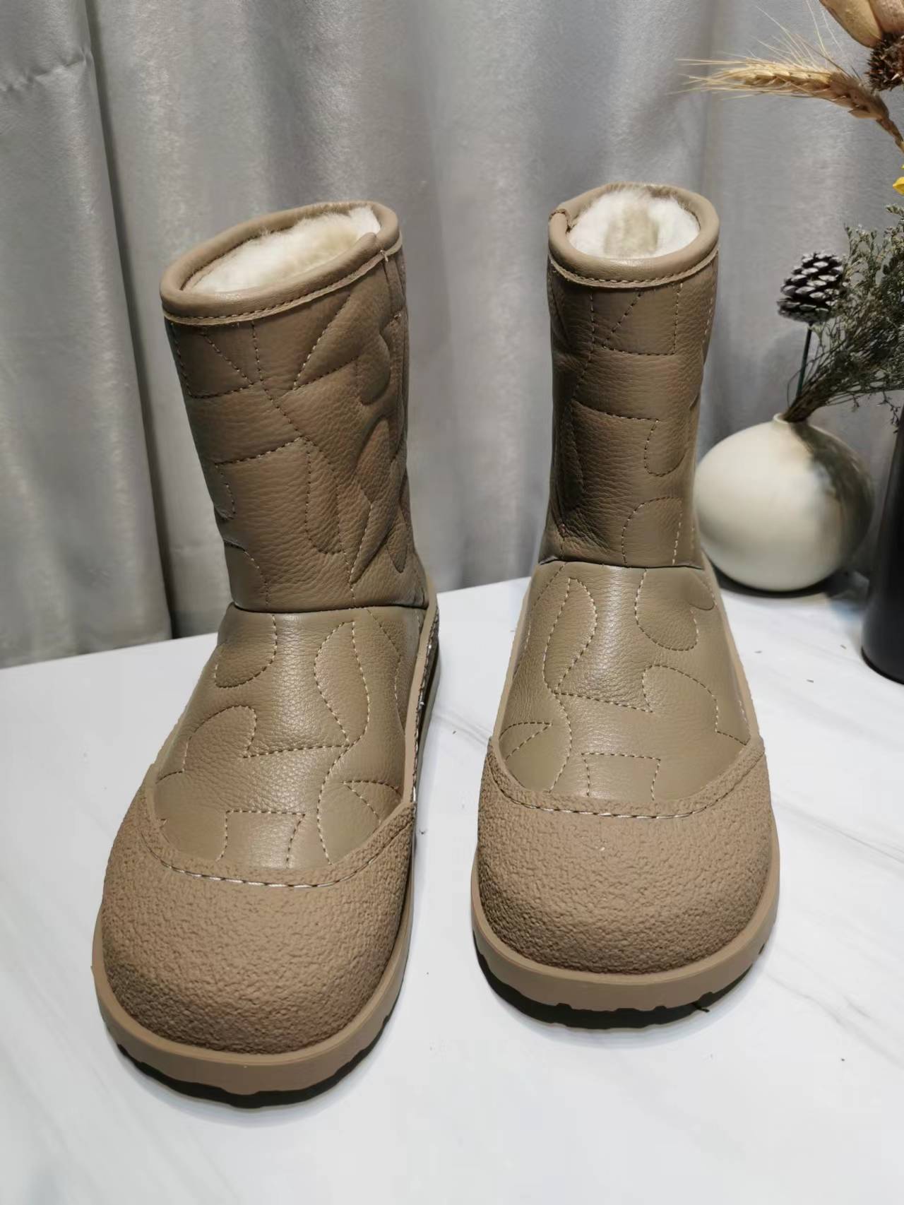 High-Density UGG Glamorous Boots: Price, Colors, Sizes, and More - 图片 3