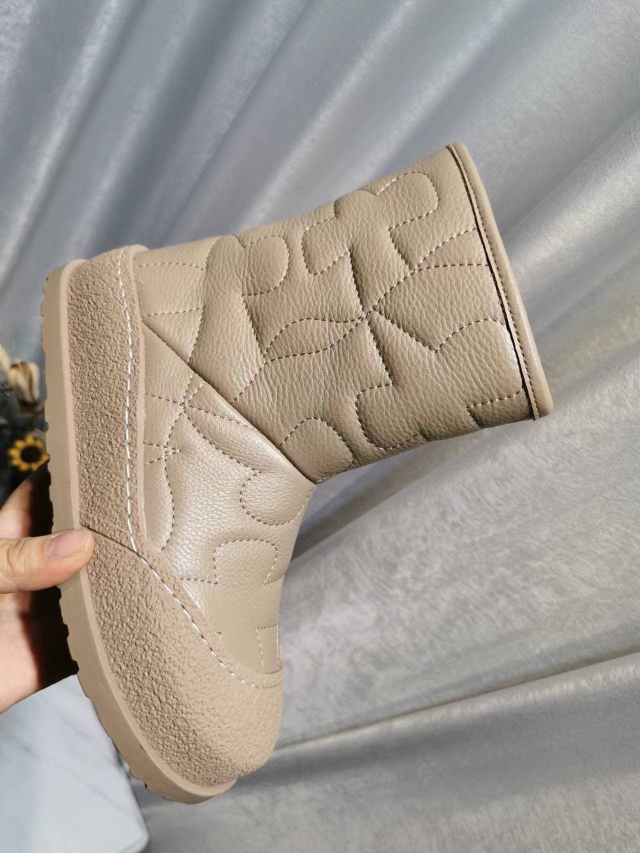 High-Density UGG Glamorous Boots: Price, Colors, Sizes, and More - 图片 4