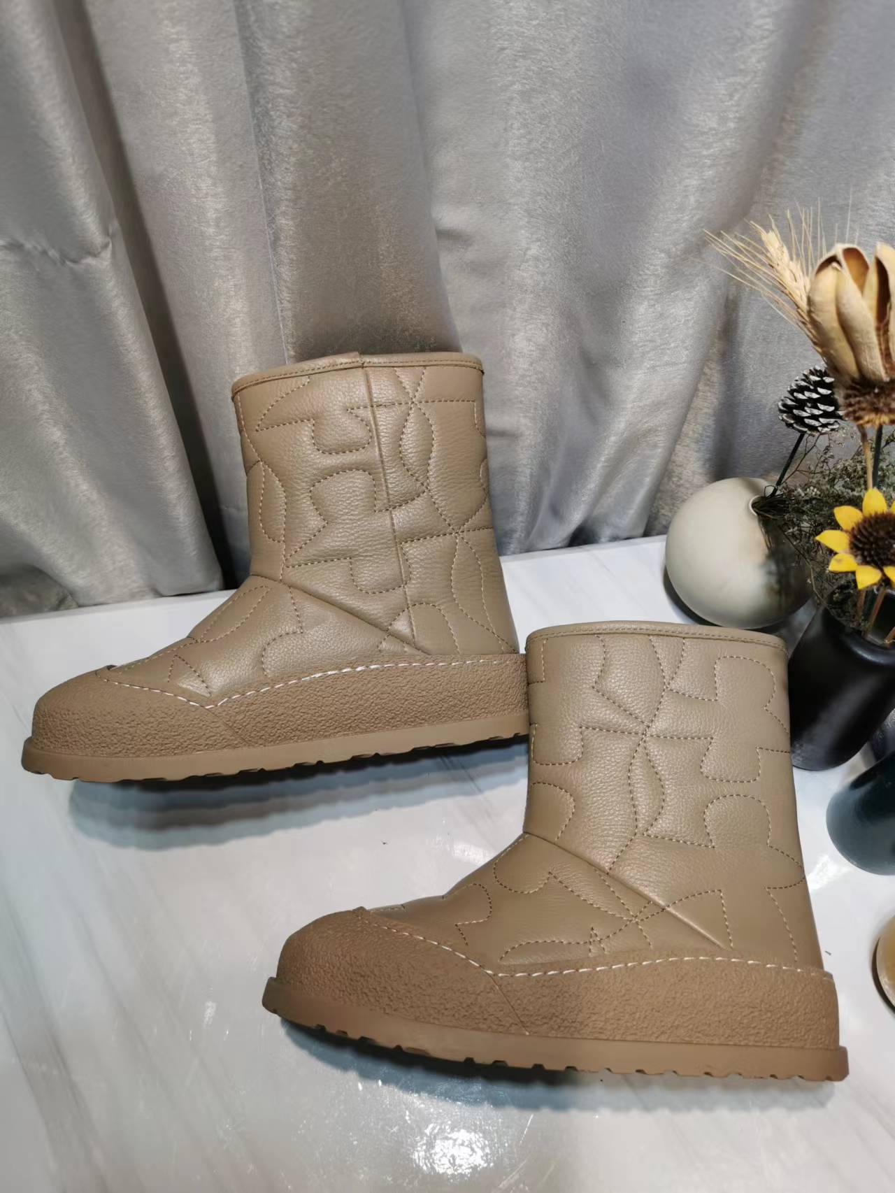 High-Density UGG Glamorous Boots: Price, Colors, Sizes, and More - 图片 5