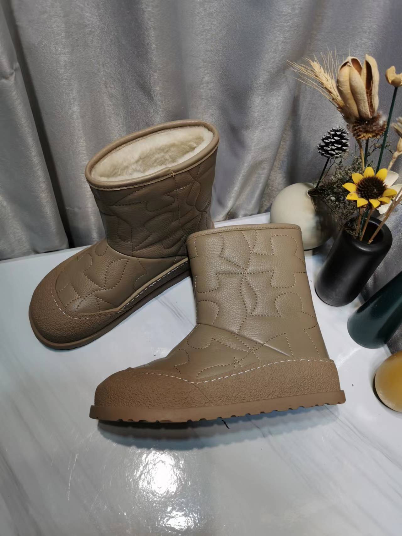 High-Density UGG Glamorous Boots: Price, Colors, Sizes, and More - 图片 6
