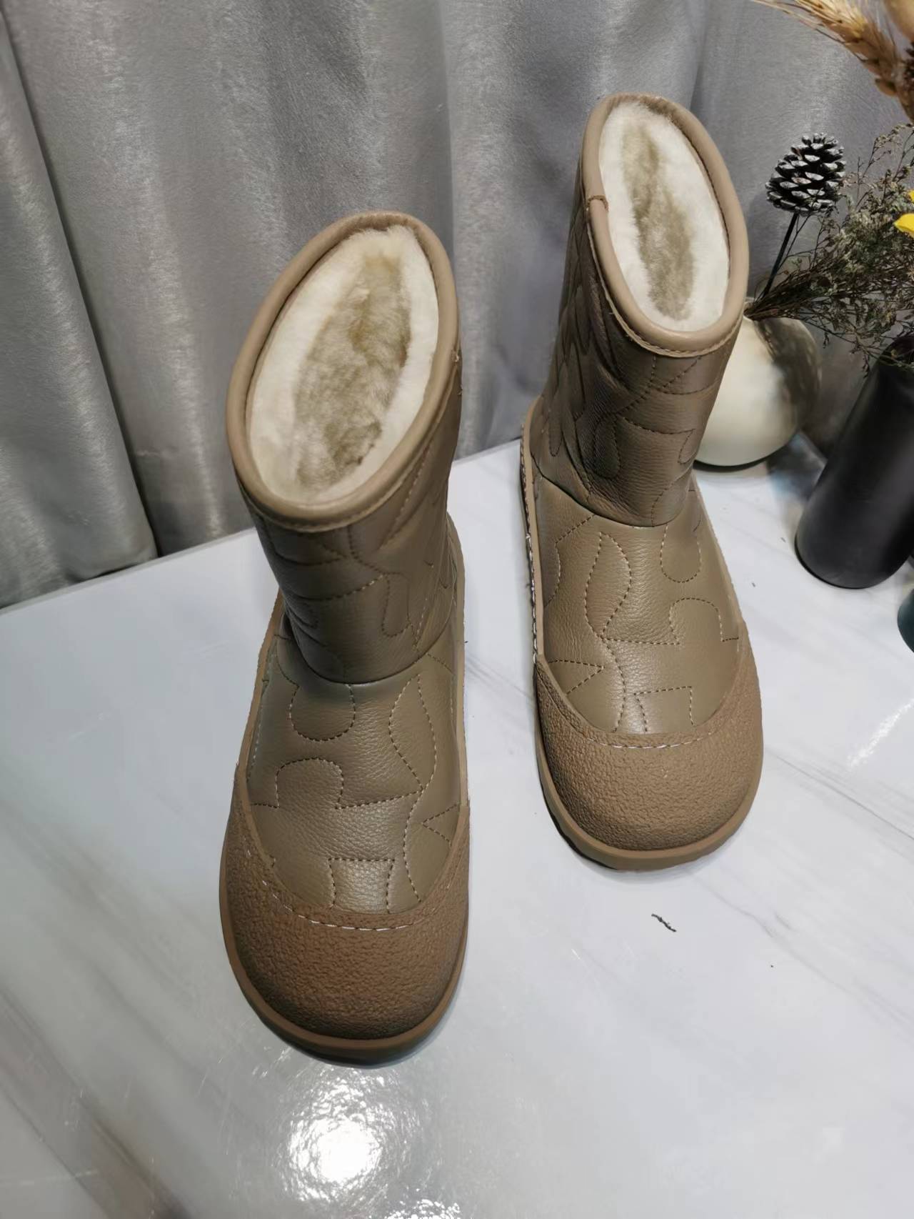 High-Density UGG Glamorous Boots: Price, Colors, Sizes, and More - 图片 7