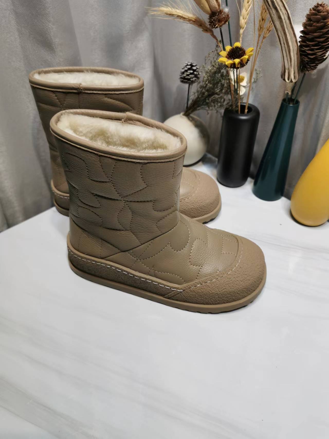 High-Density UGG Glamorous Boots: Price, Colors, Sizes, and More - 图片 8