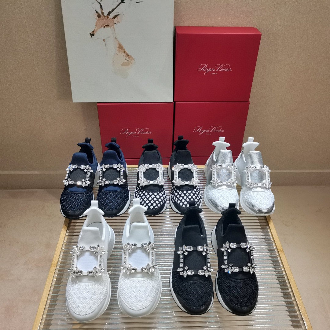 NO:555280,The new viv run series square diamond sports shoes are top-notch at the counter. ★★★★★ Be sure to purchase top-notch products!  Produced by Taiwan-funded factory!  A platform shoe with high-end temperament, which is not only light and comfortable, but also suitable for sports and running!  The 7CM platform sole is very comfortable for long legs and feet, and can be matched with various styles for a full sense of luxury!  The upper is imported breathable aviation fly weave/with shiny Swarovski rhinestone square buckle. Inner lining: sheepskin lining + padding sheepskin outsole. Original open molded Tpu non-slip outsole. Shoe size: 35-39 (34, 40, 41, 42 customized, non-returnable). Delivery and luxury latest counter packaging, sneakers, sheepskin19860909专柜新款viv run系列方钻运动鞋顶级上新 ★★★★★ 认准代购级别顶货！台资工厂出品！气质高级的一款松糕鞋,不仅轻便舒适而且运动跑步都可！7CM松糕底增长大长腿上脚舒适满分,搭配各类风格高级感满满！ 鞋面进口进口透气航空飞织/配闪亮施华洛水钻方扣 内里: 羊皮内里+垫脚羊皮 大底原版开模Tpu防滑大底 鞋码: 35-39（34 40 41 42定制不退换） 配送豪华最新专柜同步包装,,sneakers,sheepskin,Men's shoes