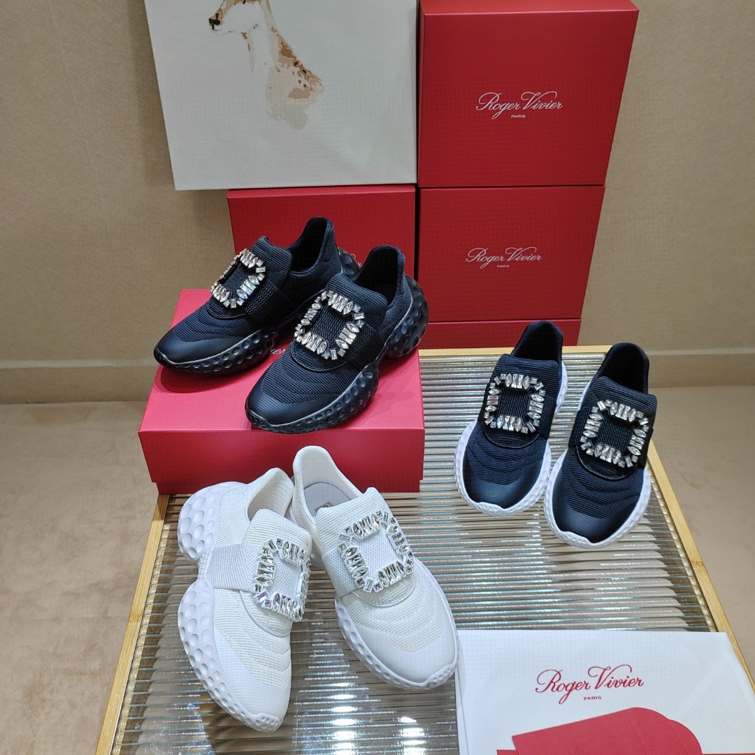 NO:555255,The new viv run series square diamond sports shoes are top-notch at the counter. ★★★★★ Be sure to purchase top-notch products!  Produced by Taiwan-funded factory!  A platform shoe with high-end temperament, which is not only light and comfortable, but also suitable for sports and running!  The 7CM platform sole is very comfortable for long legs and feet, and can be matched with various styles for a full sense of luxury!  The upper is imported breathable aviation fly weave/with shiny Swarovski rhinestone square buckle. Lining: sheepskin lining + padding sheepskin outsole. Original open molded Tpu non-slip outsole. Shoe size: 35-39 (34 40 41 customized, non-returnable). Delivery and luxury latest counter packaging, sneakers, sheepskin19860909专柜新款viv run系列方钻运动鞋顶级上新 ★★★★★ 认准代购级别顶货！台资工厂出品！气质高级的一款松糕鞋,不仅轻便舒适而且运动跑步都可！7CM松糕底增长大长腿上脚舒适满分,搭配各类风格高级感满满！ 鞋面进口进口透气航空飞织/配闪亮施华洛水钻方扣 内里: 羊皮内里+垫脚羊皮 大底原版开模Tpu防滑大底 鞋码: 35-39（34 40 41 定制不退换） 配送豪华最新专柜同步包装,,sneakers,sheepskin,Men's shoes