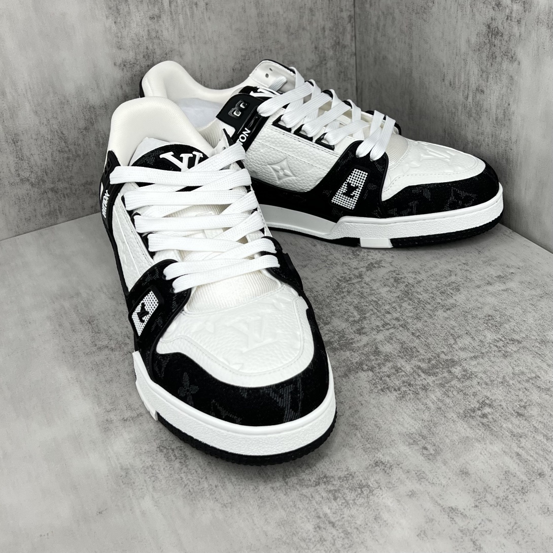 Louis Vuitton 新款上架 2062 Louis*Vuitto* LV Trainer 最新走秀款 大底和面料私模 绝对下血本费心思的一款鞋子 自Vifgil到来之后而设计的这一系列 每一季度都深受众多粉丝的青睐 TPU 大底 包装